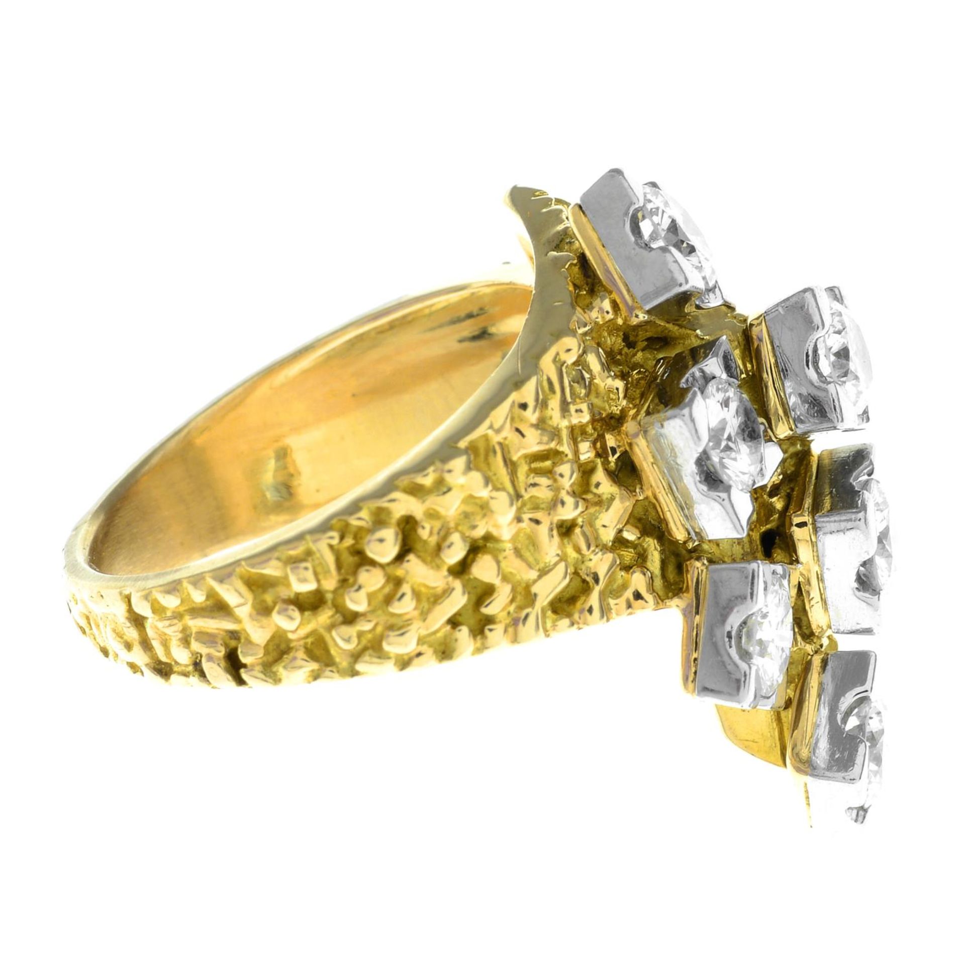 A brilliant-cut diamond textured dress ring. - Bild 3 aus 4