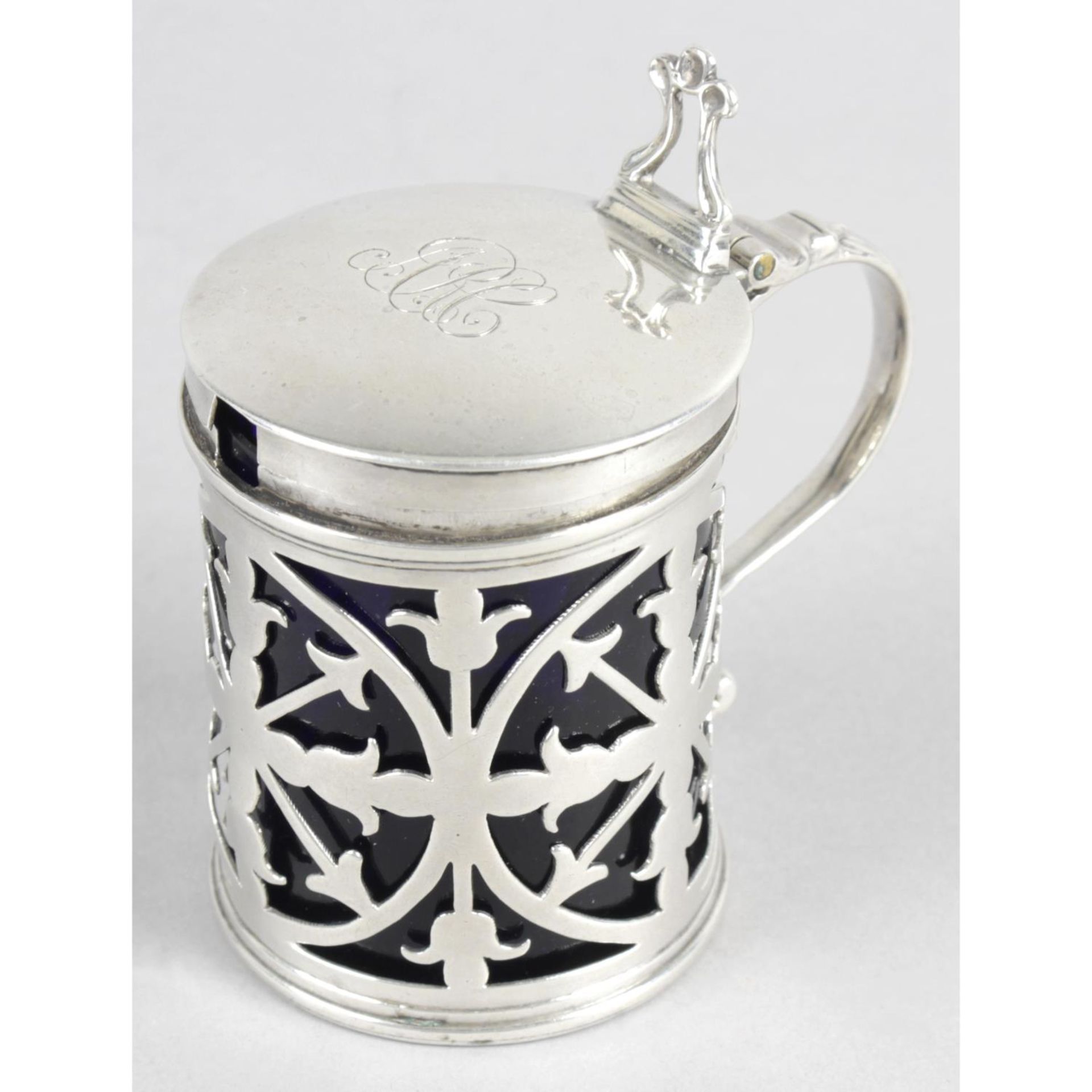 A George III silver mustard pot,