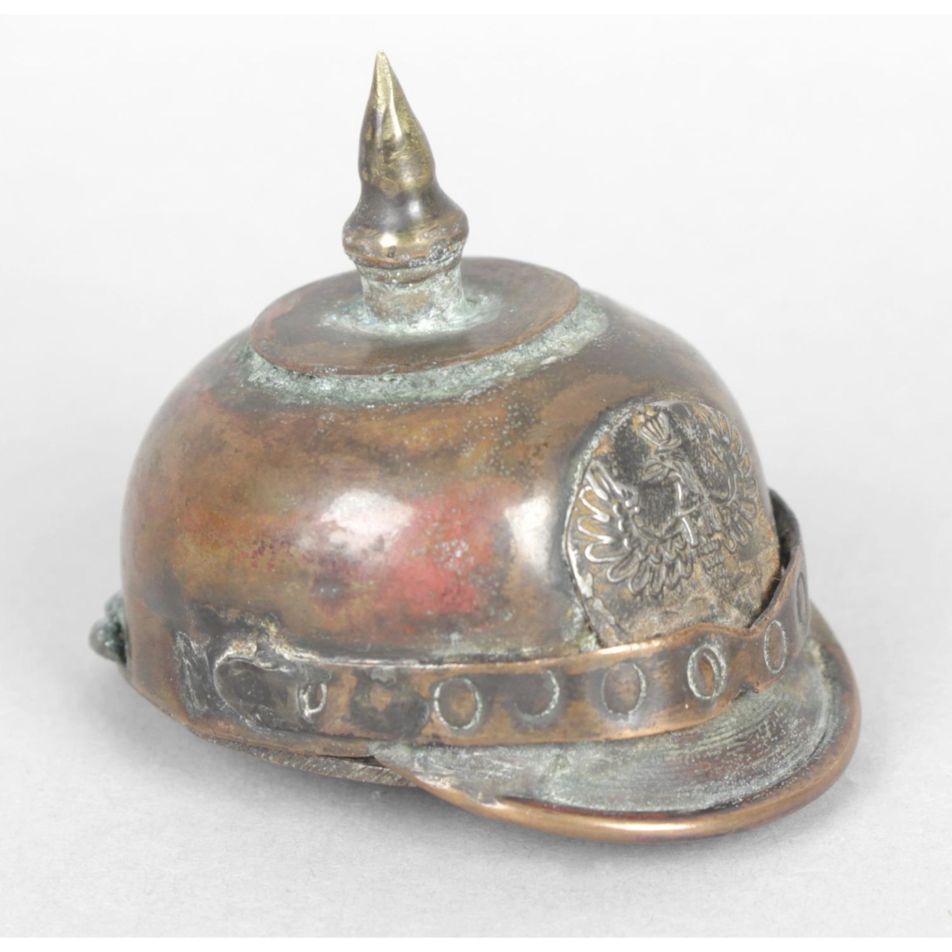 An amusing early twentieth century copper and brass snuff box modelled as a first world war German - Bild 2 aus 3