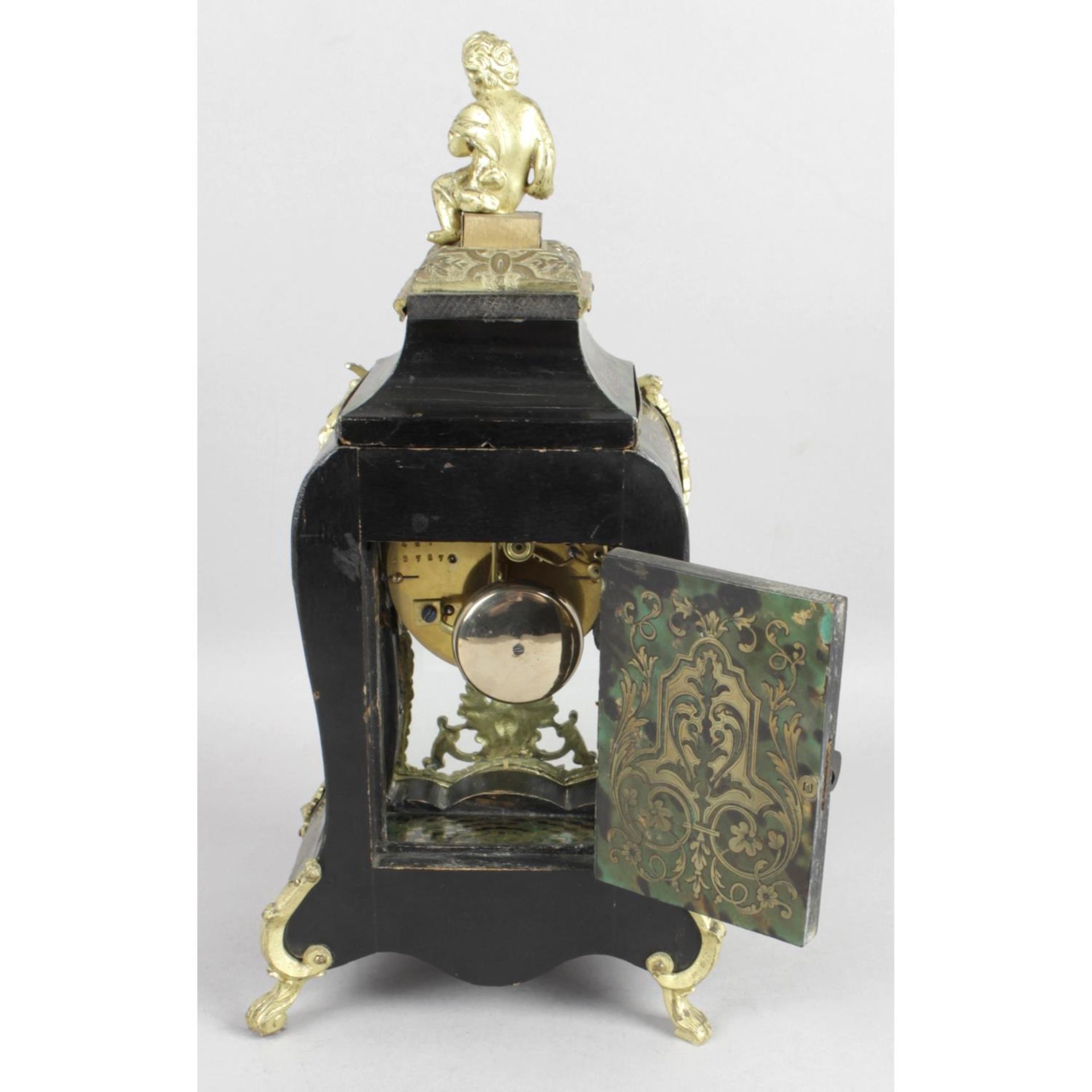 A late 19th century French green boulle work cased mantel clock, - Bild 3 aus 3