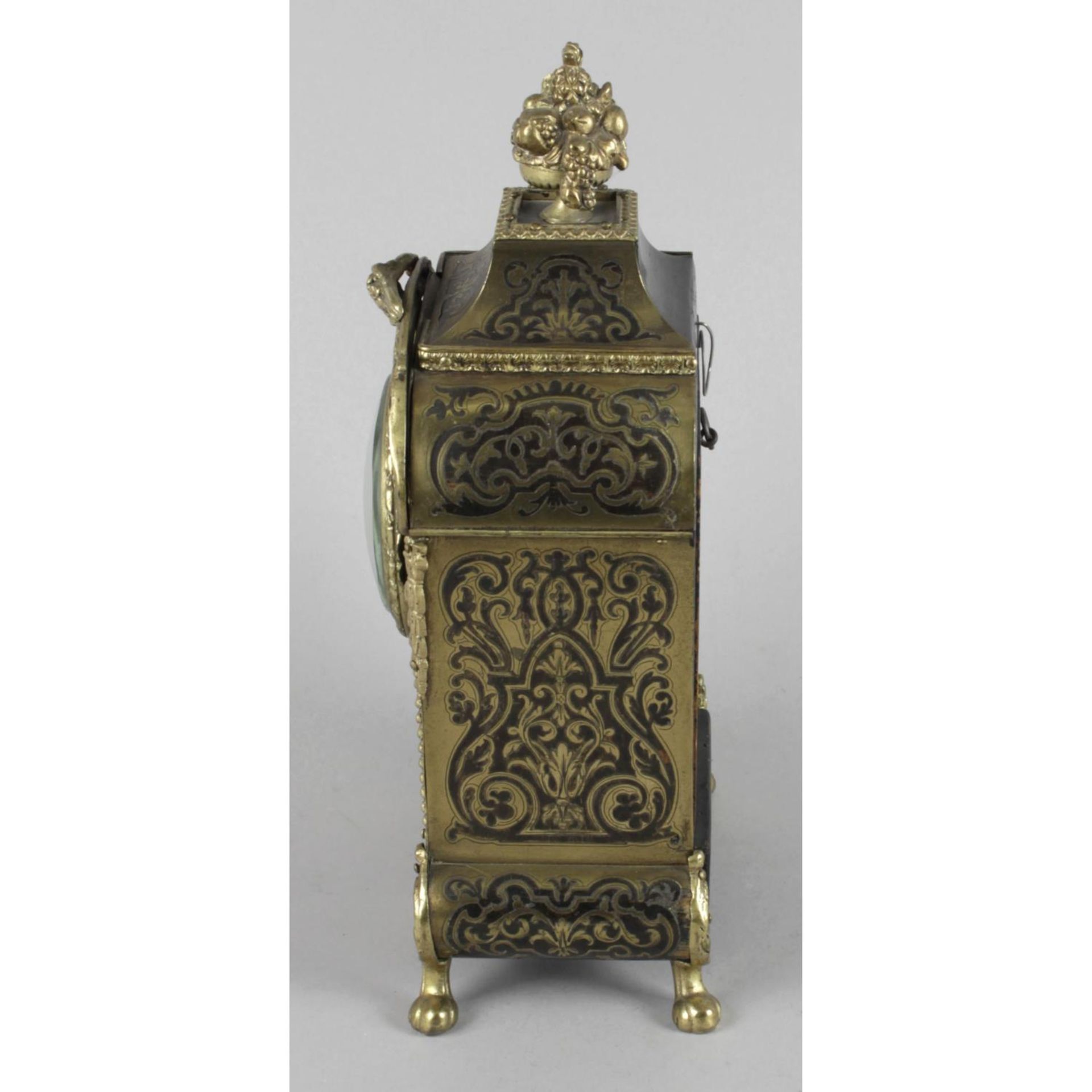 A late 19th century boulle-work cased mantel clock, - Bild 2 aus 3