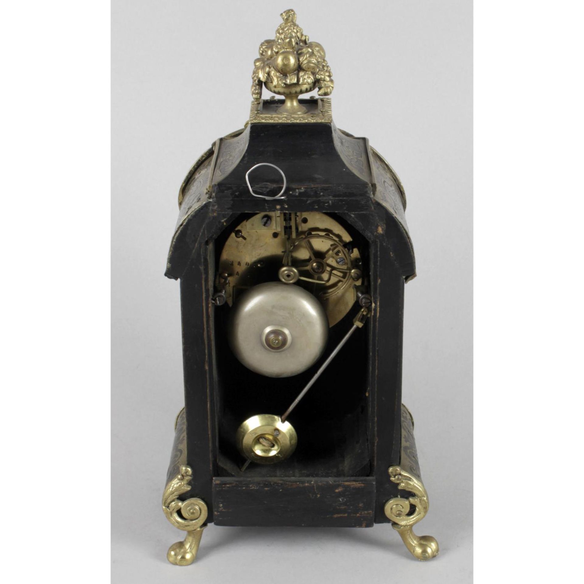 A late 19th century boulle-work cased mantel clock, - Bild 3 aus 3