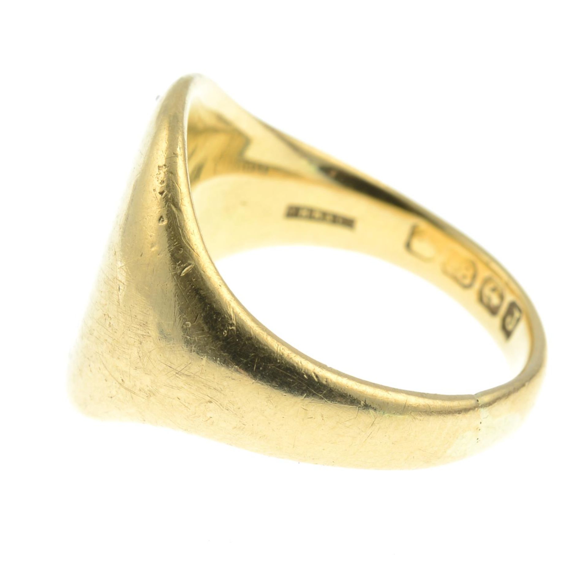 An early 20th century 18ct gold signet ring.Hallmarks for Birmingham, 1933.Ring size H. - Bild 2 aus 3