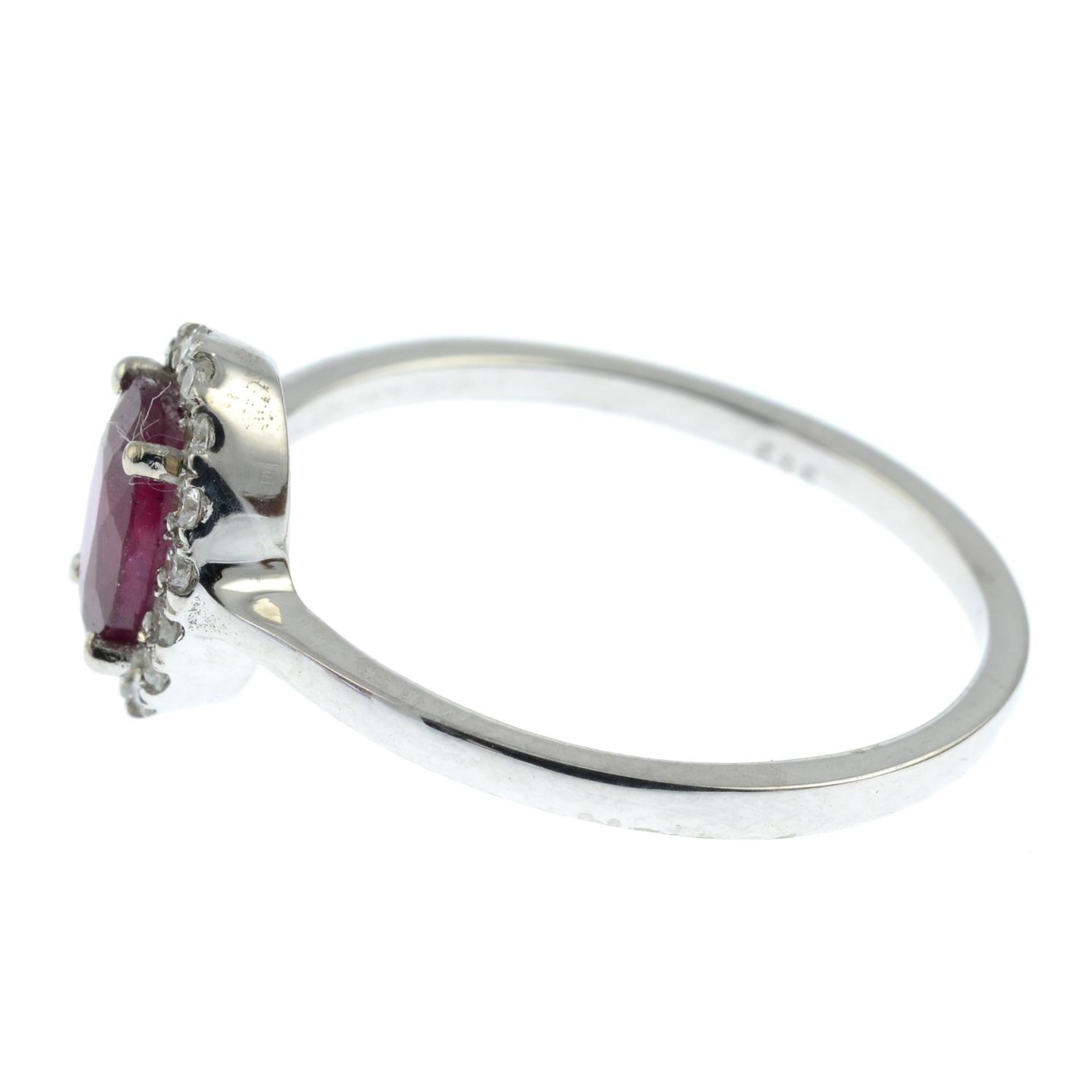 A glass-filled ruby and brilliant-cut diamond cluster ring.Estimated total diamond weight - Bild 2 aus 3