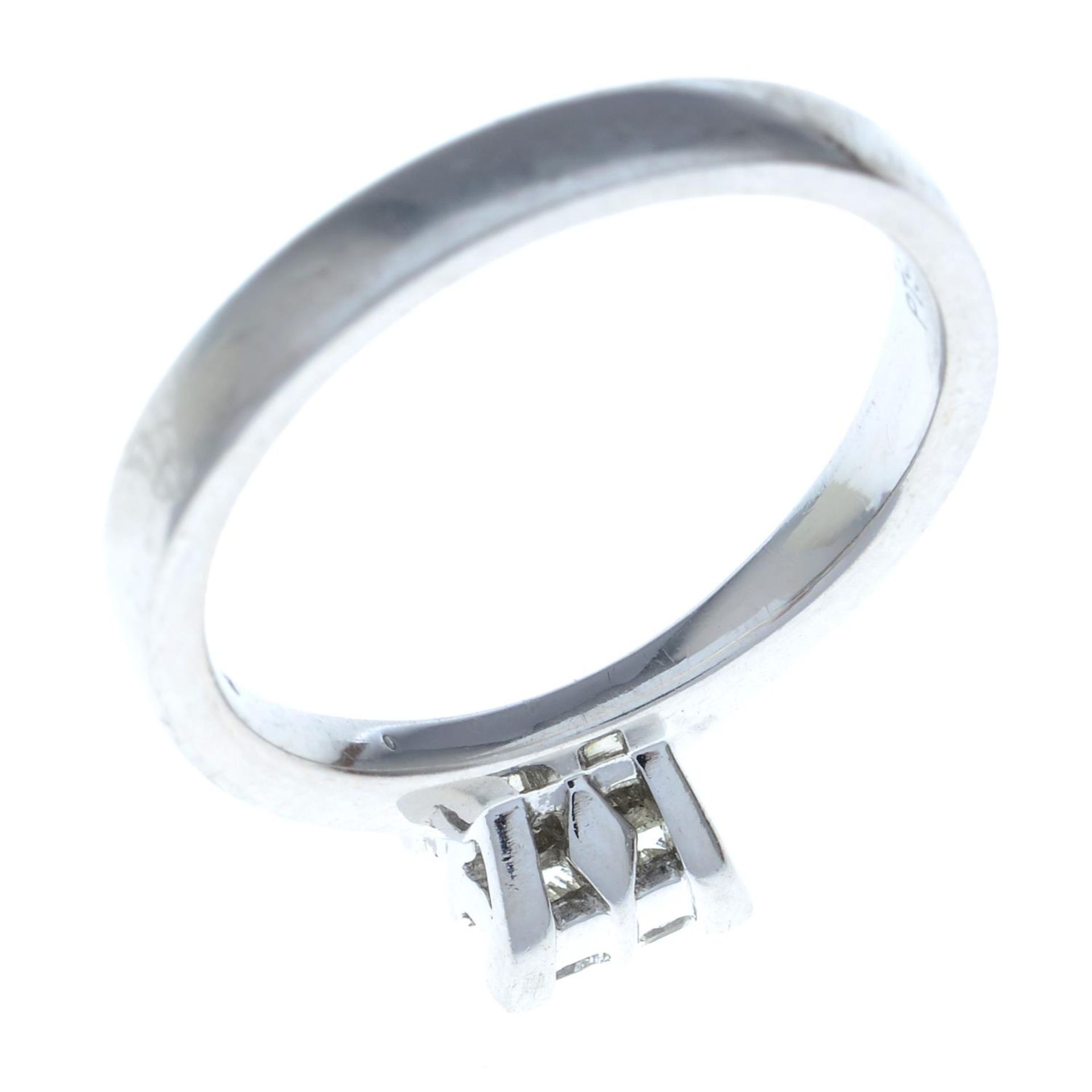 A platinum diamond cluster ring.Estimated total diamond weight 0.40ct. - Bild 3 aus 3