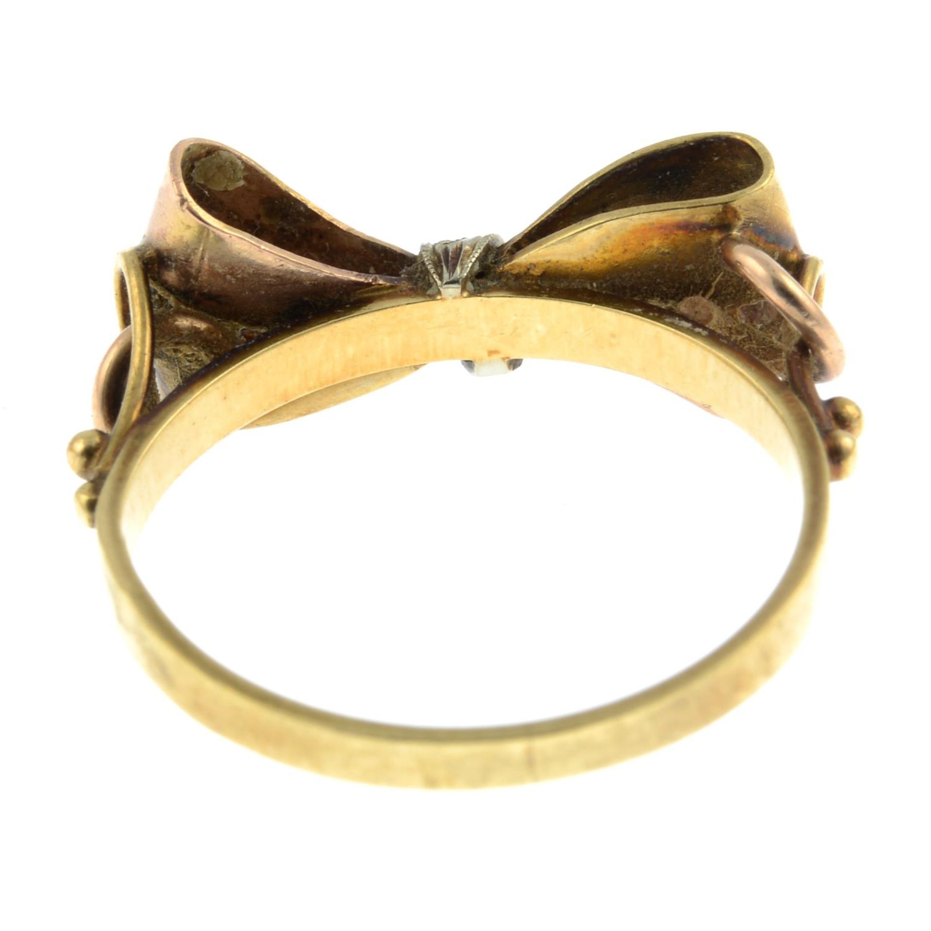 A stylised bow tri-colour ring. - Bild 3 aus 3