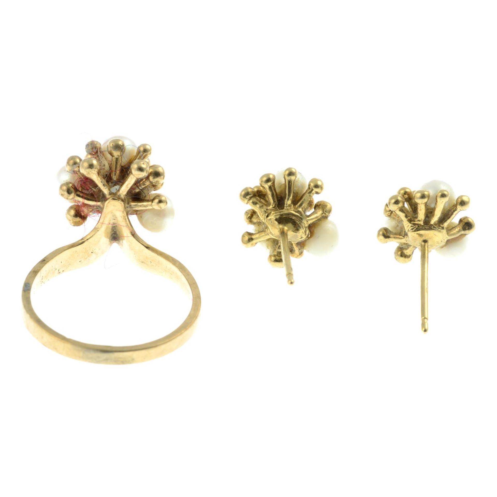 A 9ct gold cultured pearl ring designed as a stylised flower and a pair of matching stud earrings. - Bild 3 aus 3