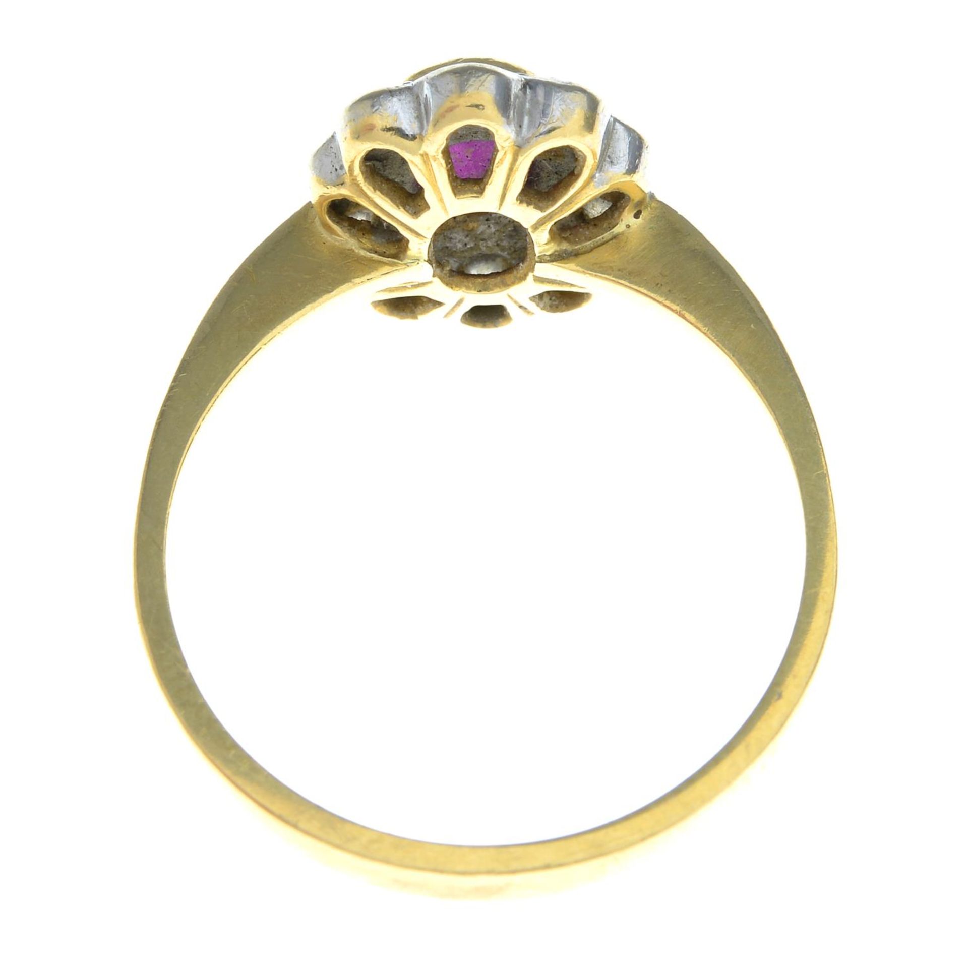 An 18ct gold ruby and brilliant-cut diamond cluster ring.Estimated total diamond weight - Bild 3 aus 3