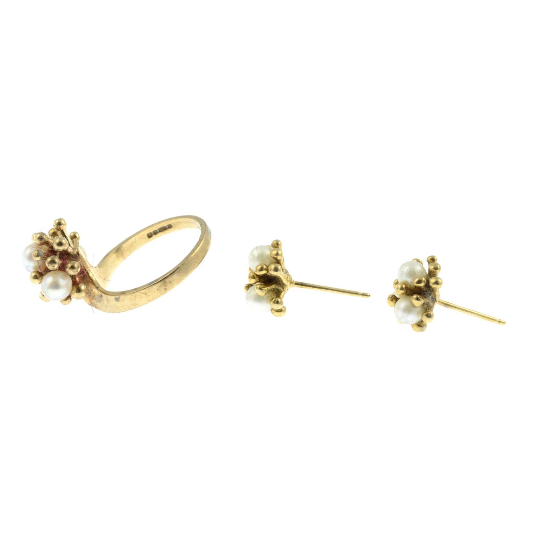 A 9ct gold cultured pearl ring designed as a stylised flower and a pair of matching stud earrings. - Bild 2 aus 3