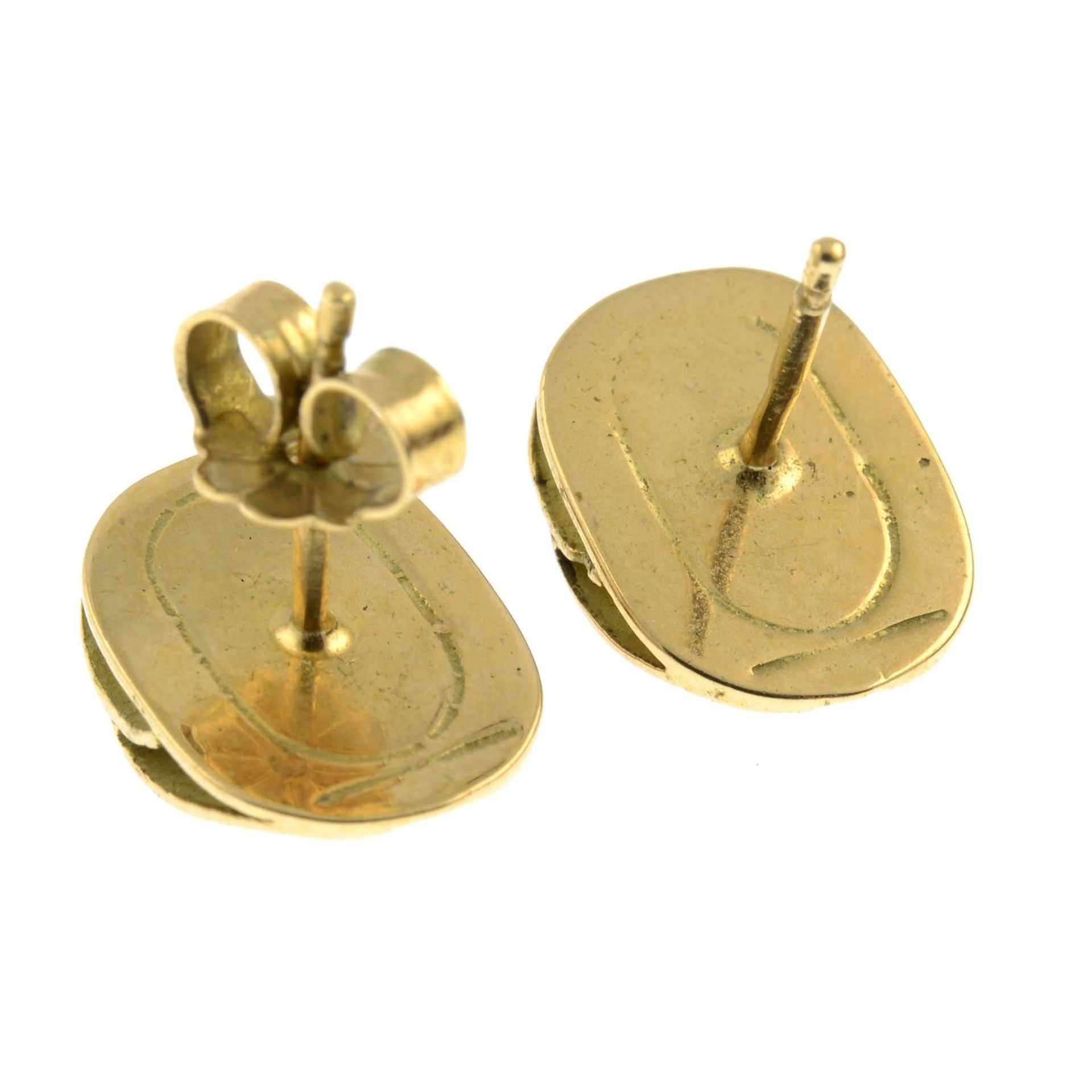 A pair of orange and green enamel scarab earrings.Length 1.3cms. - Bild 2 aus 2