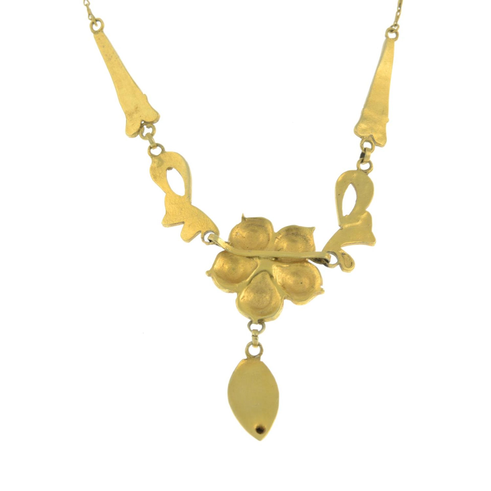 An early 20th century gold floral necklace.Length 42cms. - Bild 2 aus 3