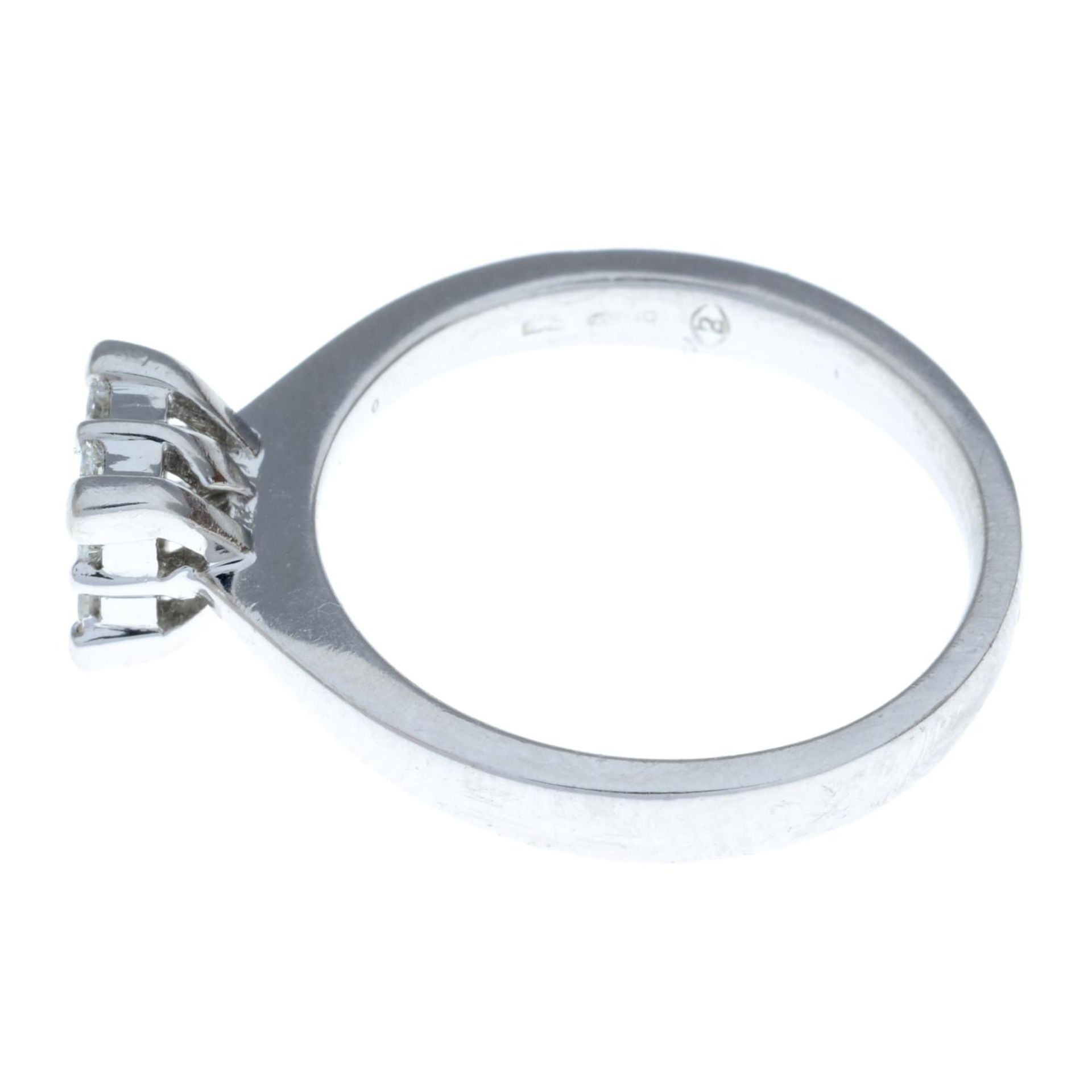 A platinum diamond cluster ring.Estimated total diamond weight 0.40ct. - Bild 2 aus 3