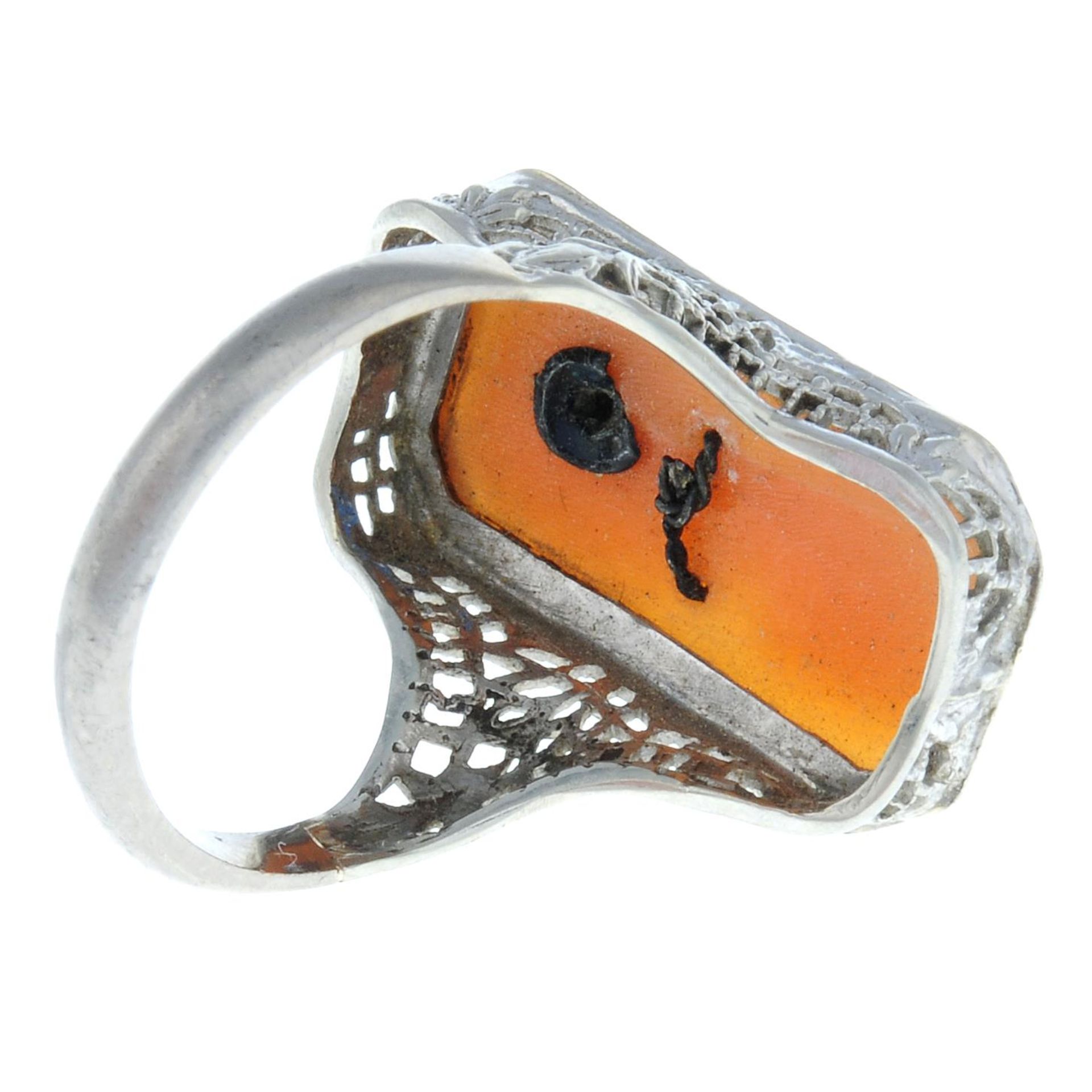 An early 20th century diamond and shell cameo filigree ring, - Bild 3 aus 3