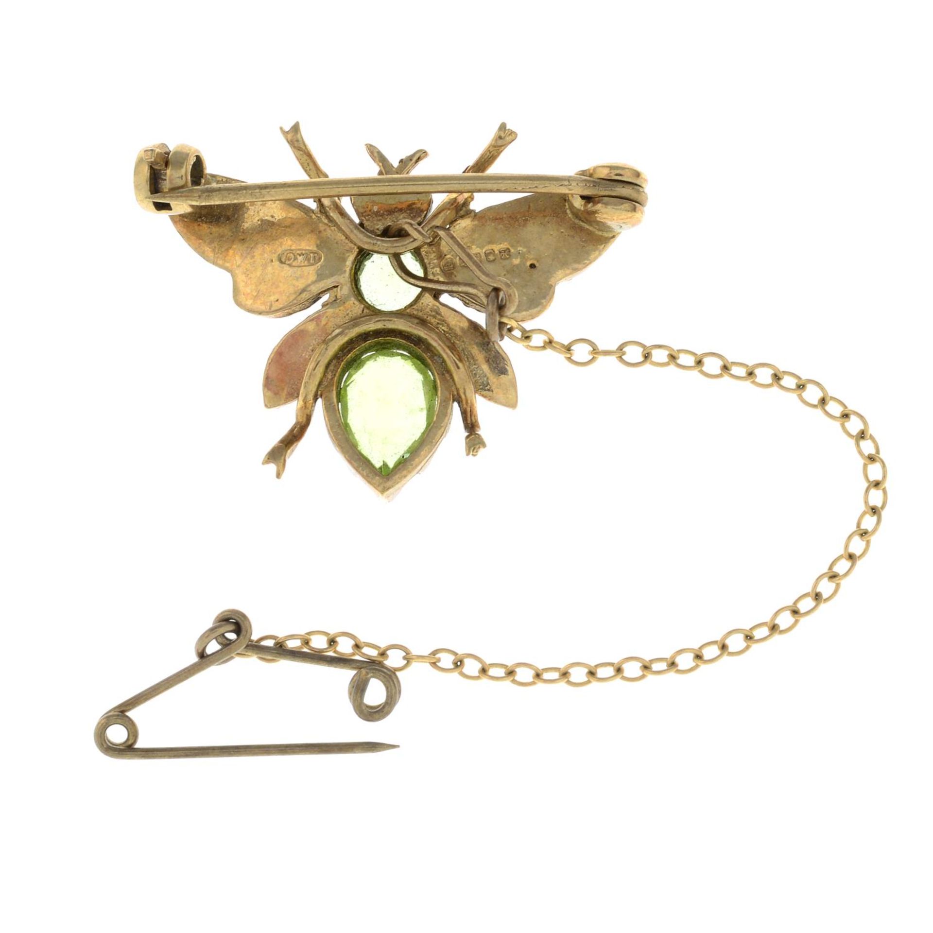 A 1980s 9ct gold peridot, ruby and split pearl winged insect brooch.Hallmarks for London, 1982. - Bild 2 aus 2