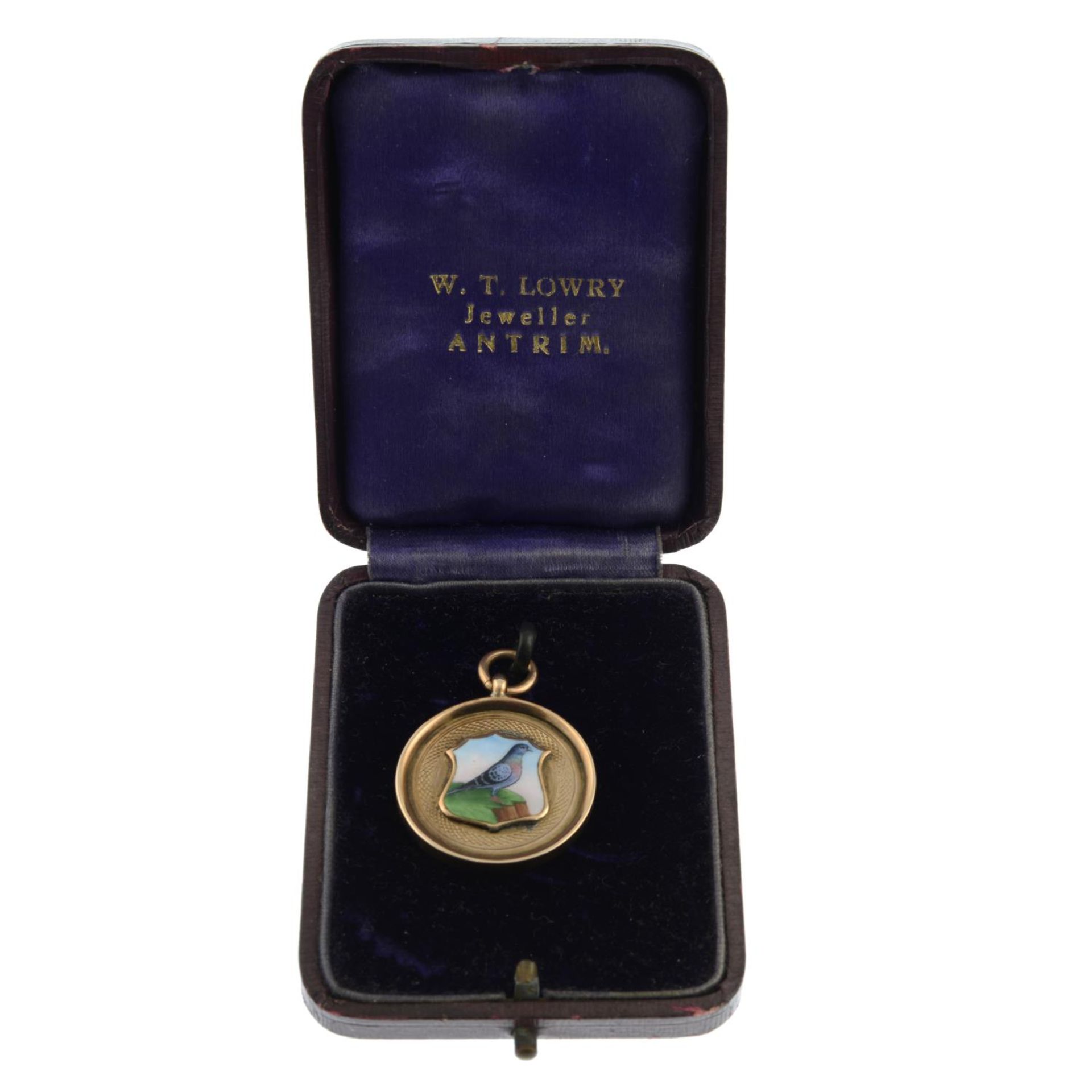 An early 20th century 9ct gold and enamel medallion pendant, - Bild 3 aus 4
