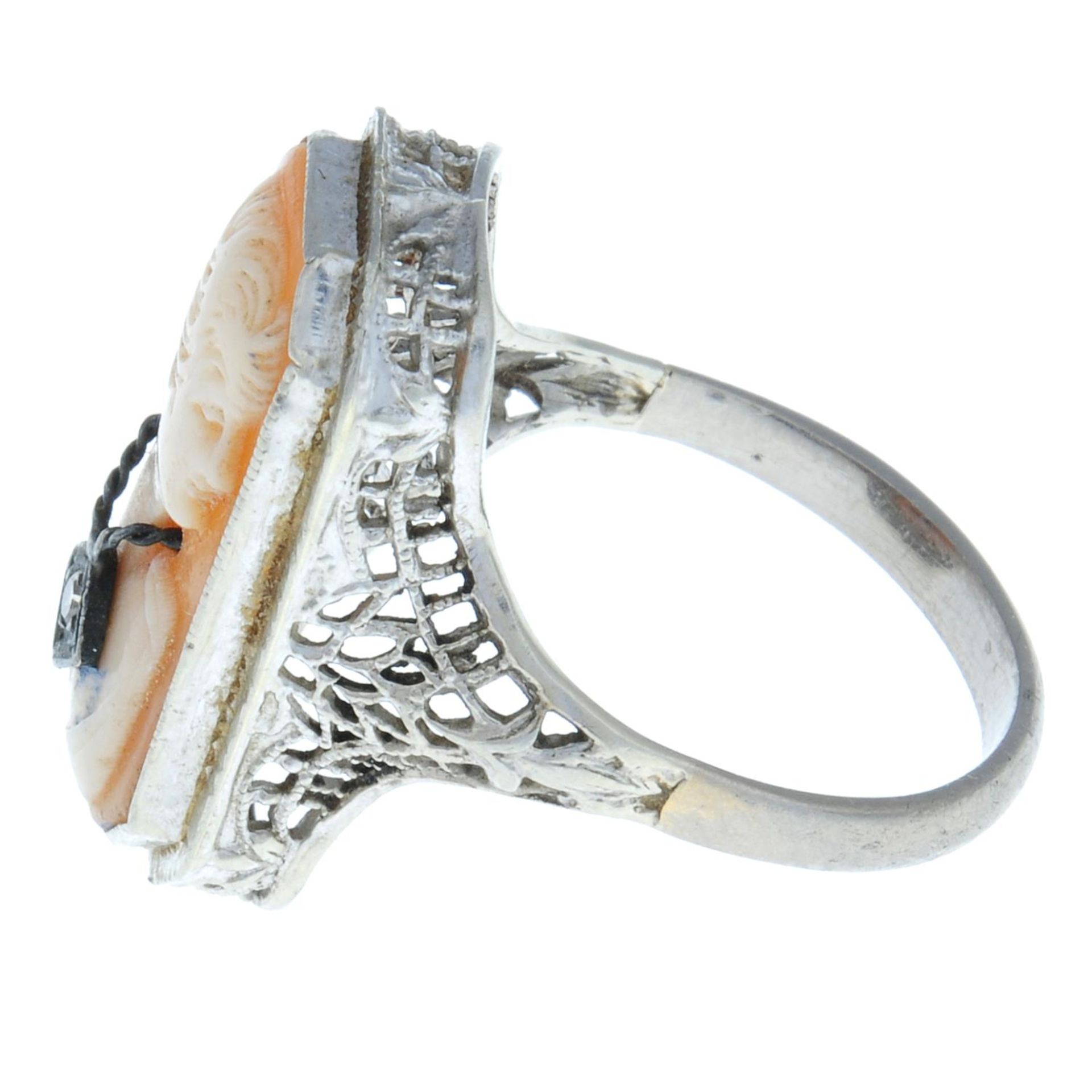 An early 20th century diamond and shell cameo filigree ring, - Bild 2 aus 3