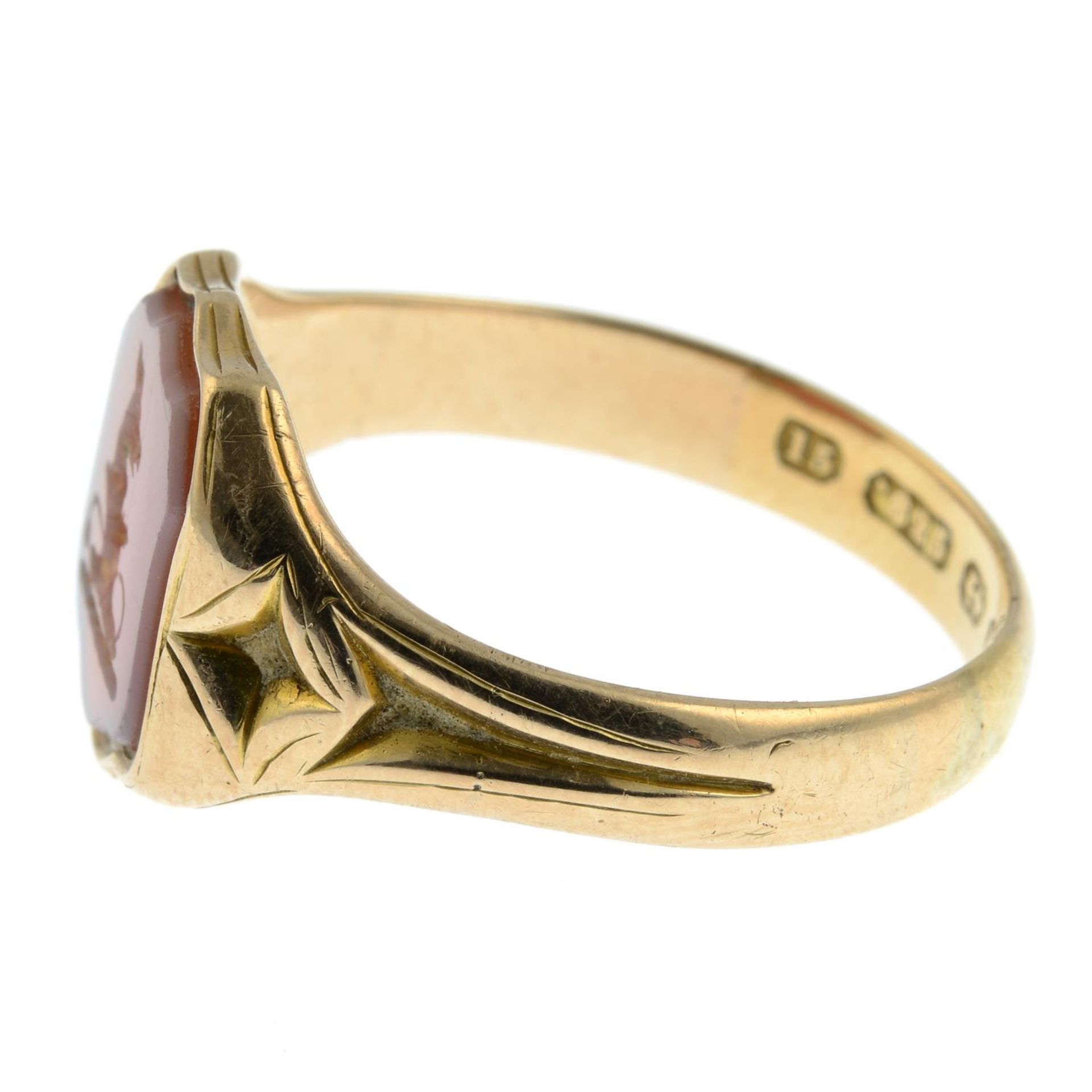 A gentleman's mid Victorian 15ct gold sardonyx intaglio signet ring. - Bild 2 aus 3