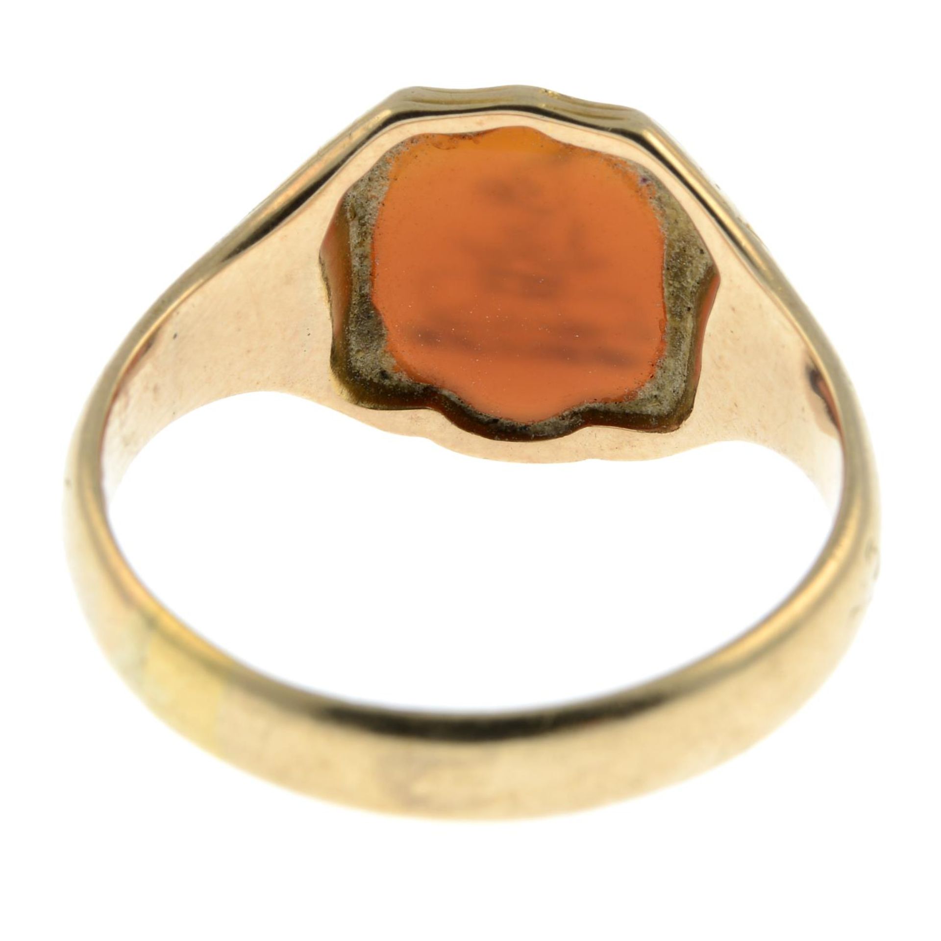 A gentleman's mid Victorian 15ct gold sardonyx intaglio signet ring. - Bild 3 aus 3