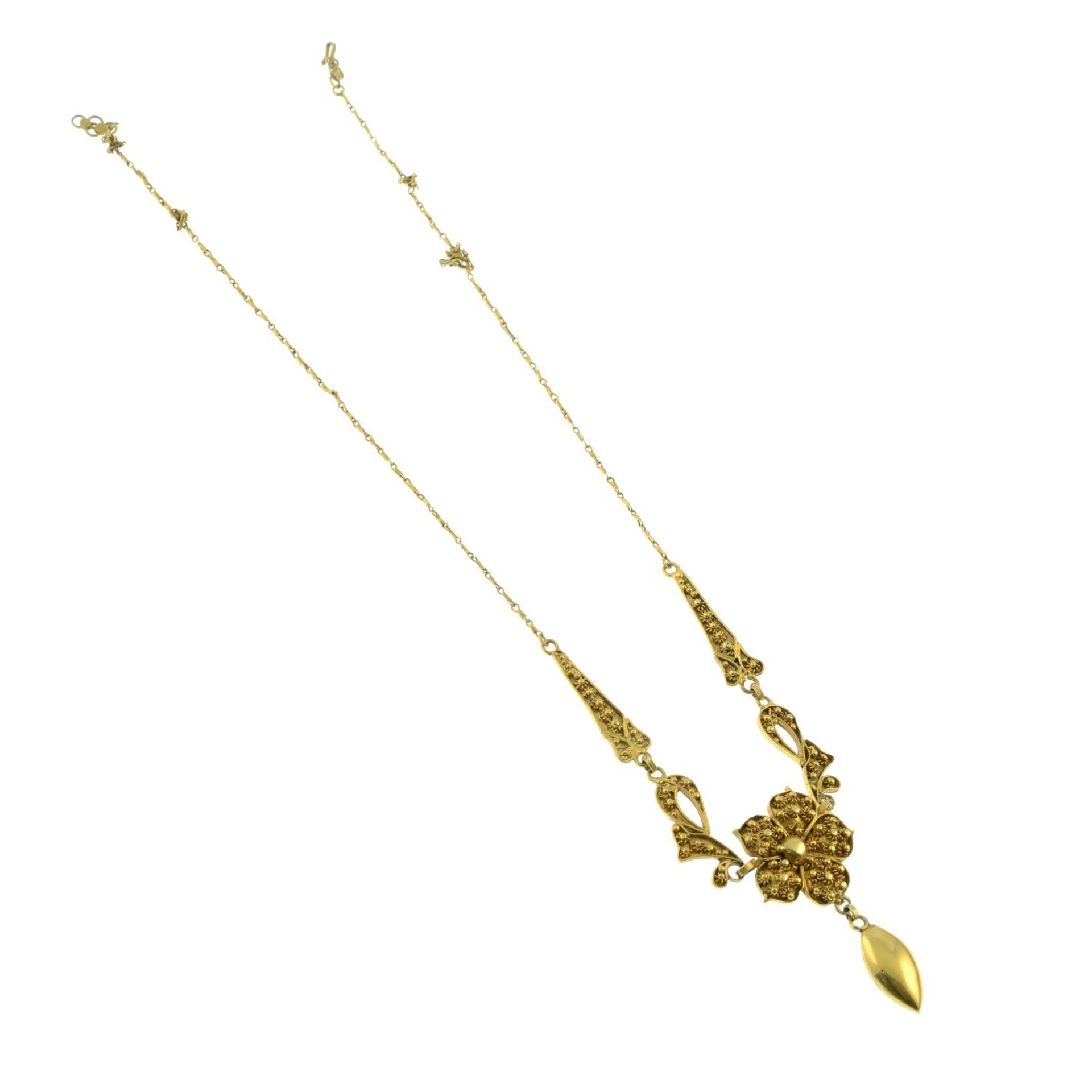 An early 20th century gold floral necklace.Length 42cms. - Bild 3 aus 3