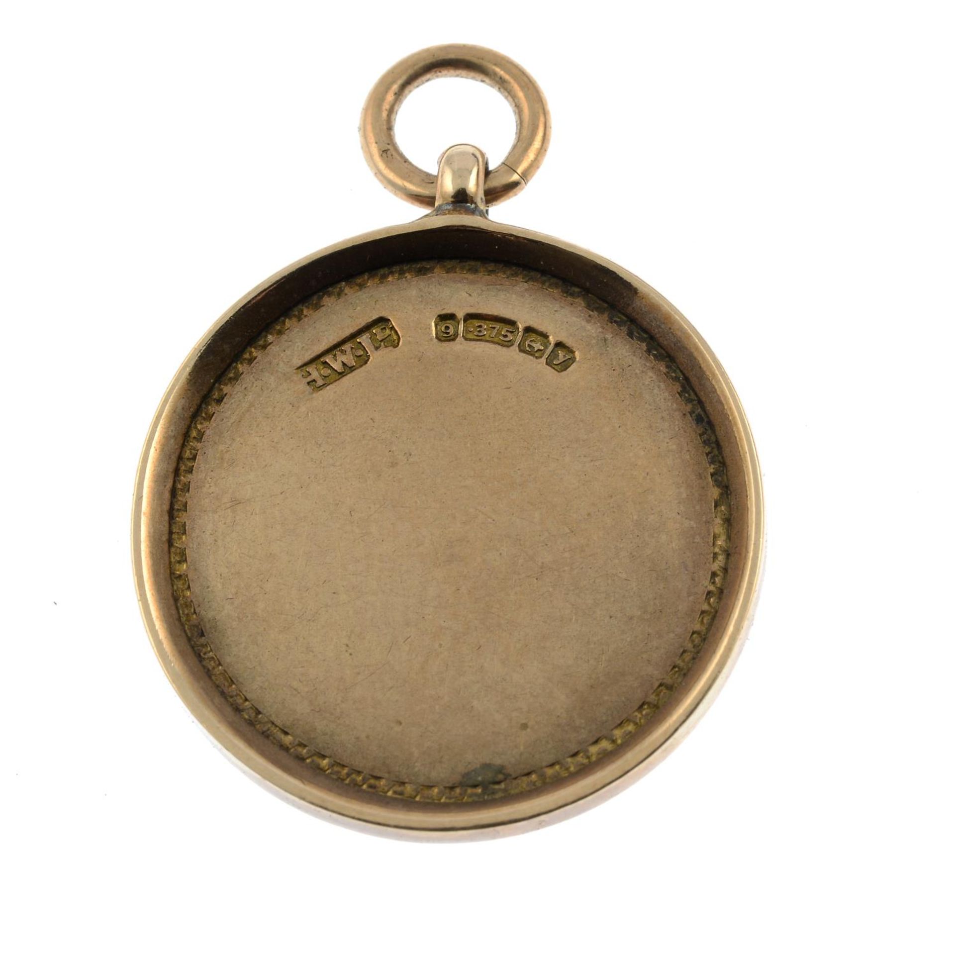 An early 20th century 9ct gold and enamel medallion pendant, - Bild 2 aus 4