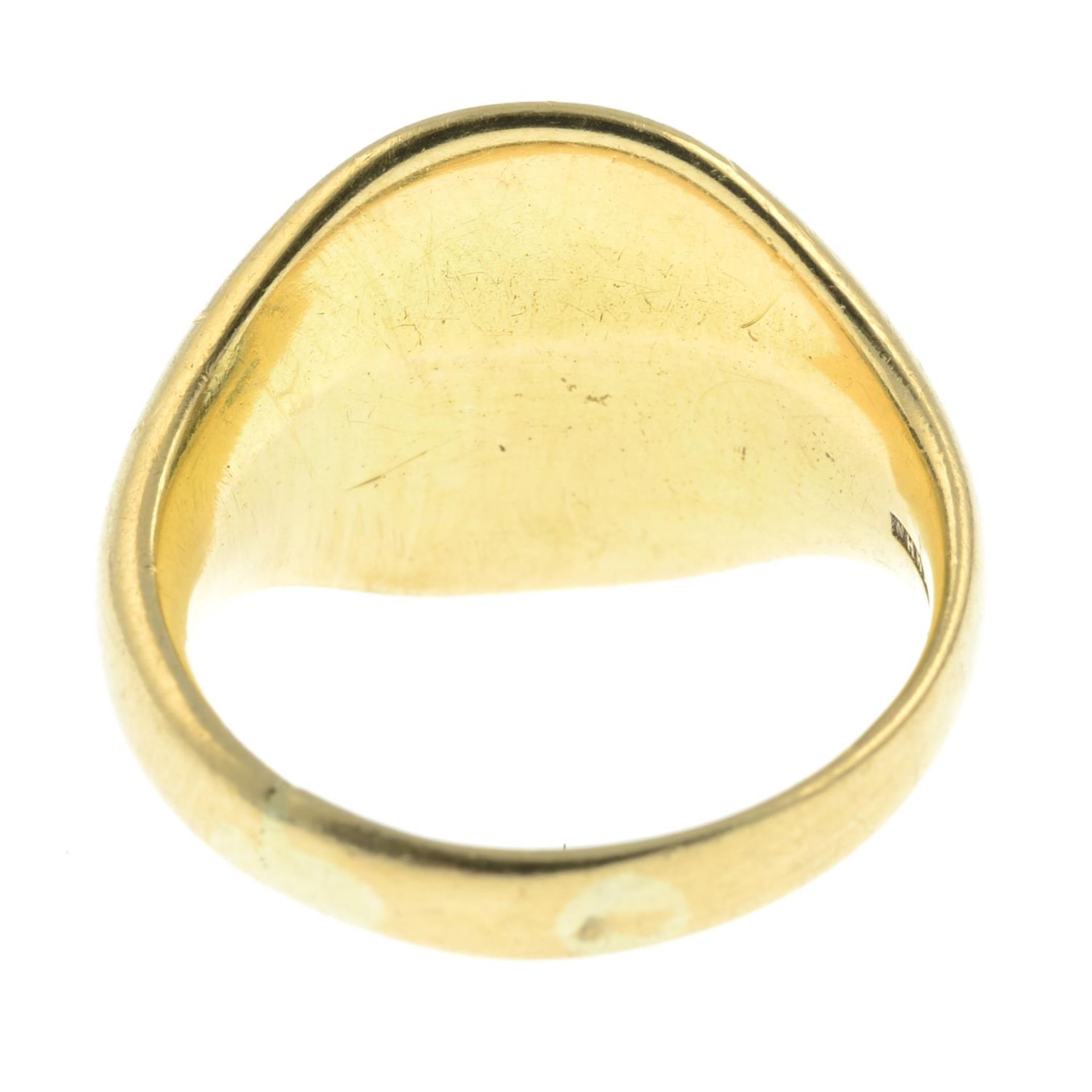 An early 20th century 18ct gold signet ring.Hallmarks for Birmingham, 1933.Ring size H. - Bild 3 aus 3