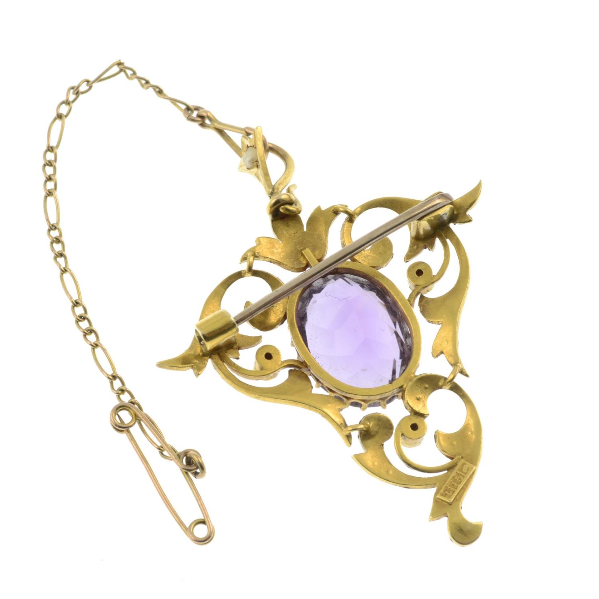 An early 20th century 15ct gold amethyst and split pearl brooch.May be worn as a pendant. - Bild 2 aus 2