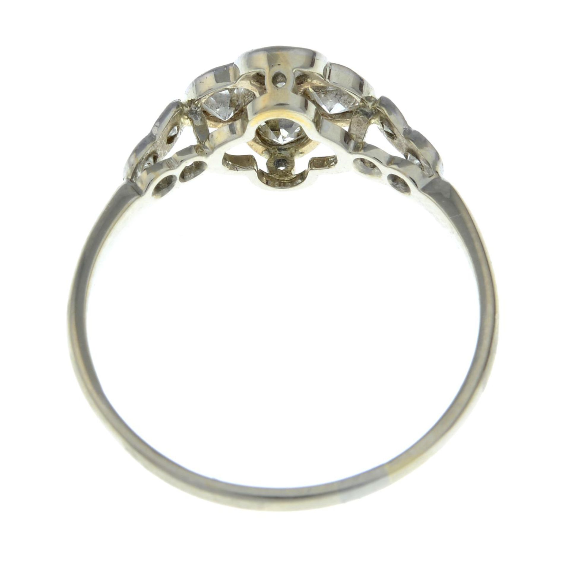 An old-cut diamond quatrefoil dress ring.Estimated total diamond weight 0.45ct, - Bild 3 aus 3