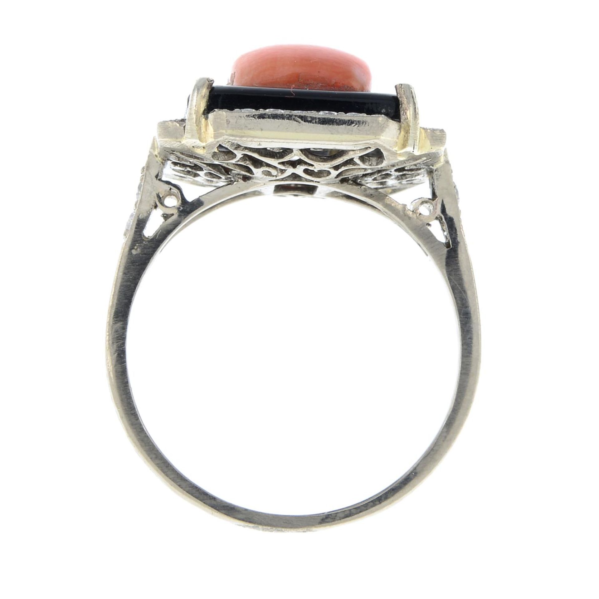 A coral, onyx and diamond dress ring.Estimated total diamond weight 0.20ct, - Bild 6 aus 6