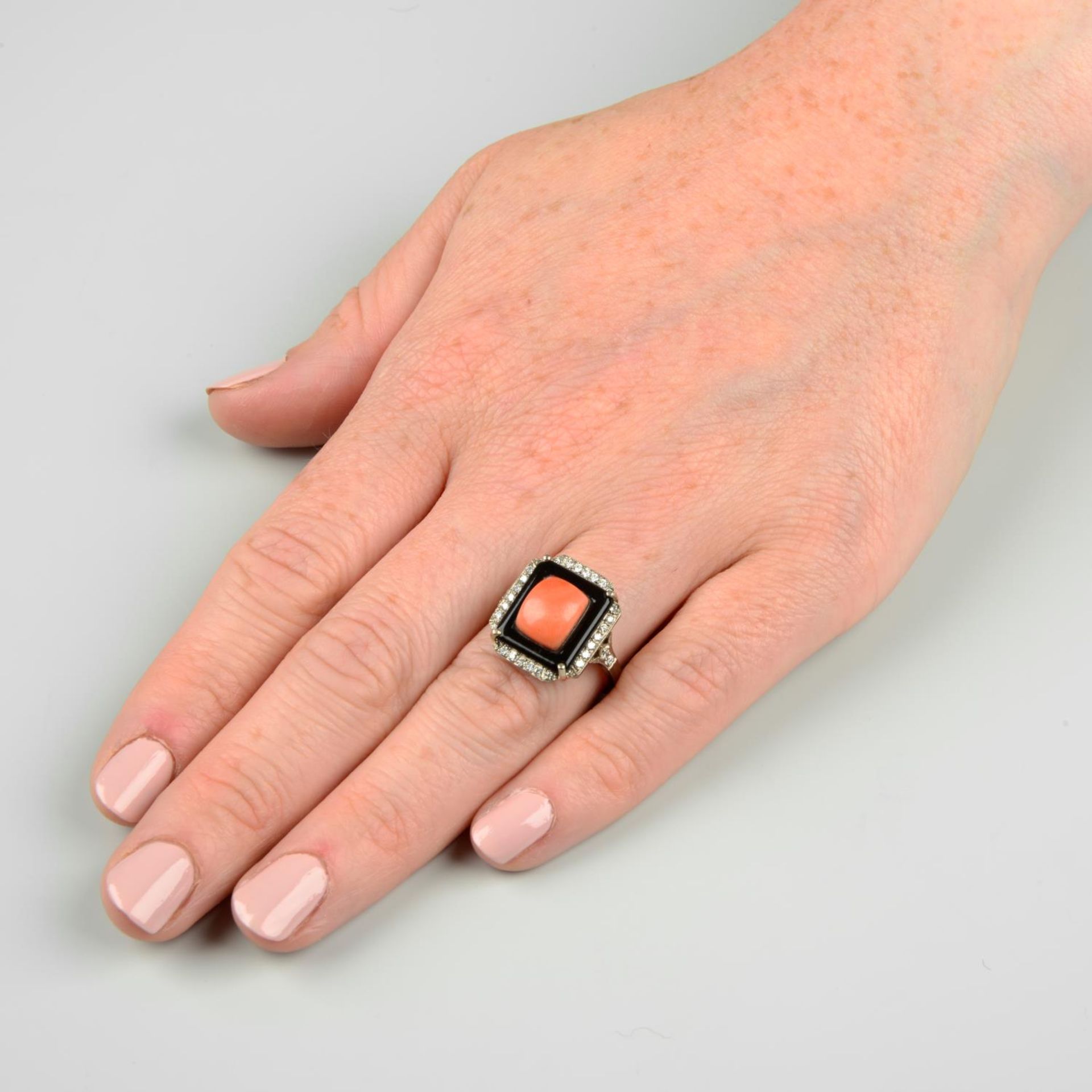 A coral, onyx and diamond dress ring.Estimated total diamond weight 0.20ct, - Bild 3 aus 6