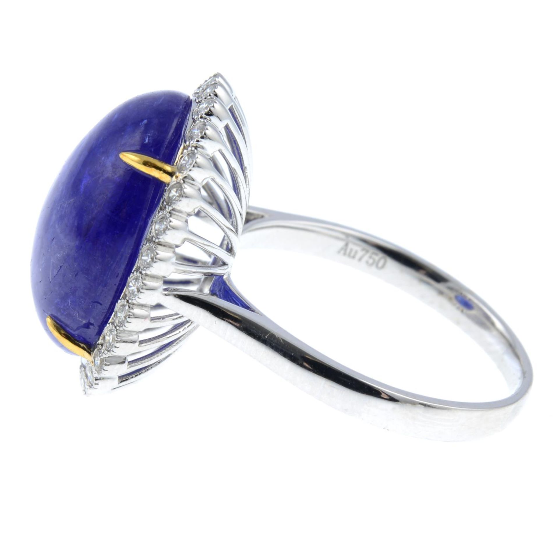 A tanzanite cabochon and brilliant-cut diamond cluster ring.Tanzanite weight 10.89cts.Total diamond - Bild 4 aus 6