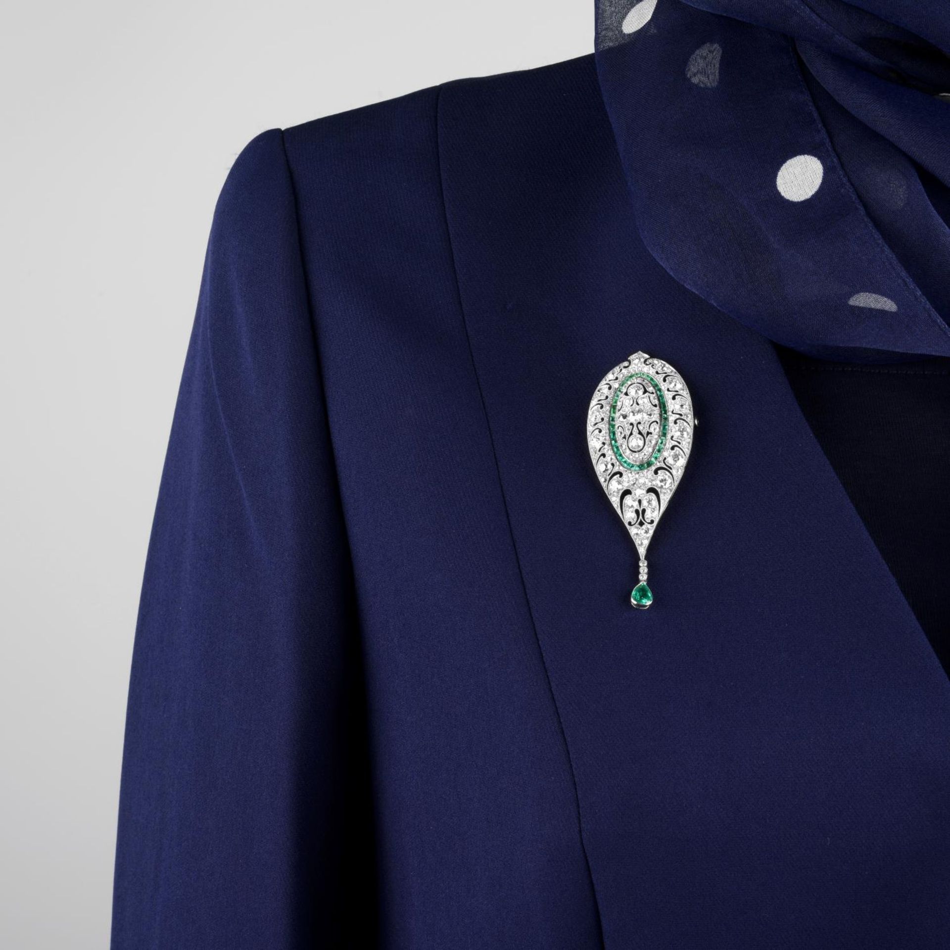 An Art Deco platinum, diamond and emerald, pierced brooch. - Bild 3 aus 4