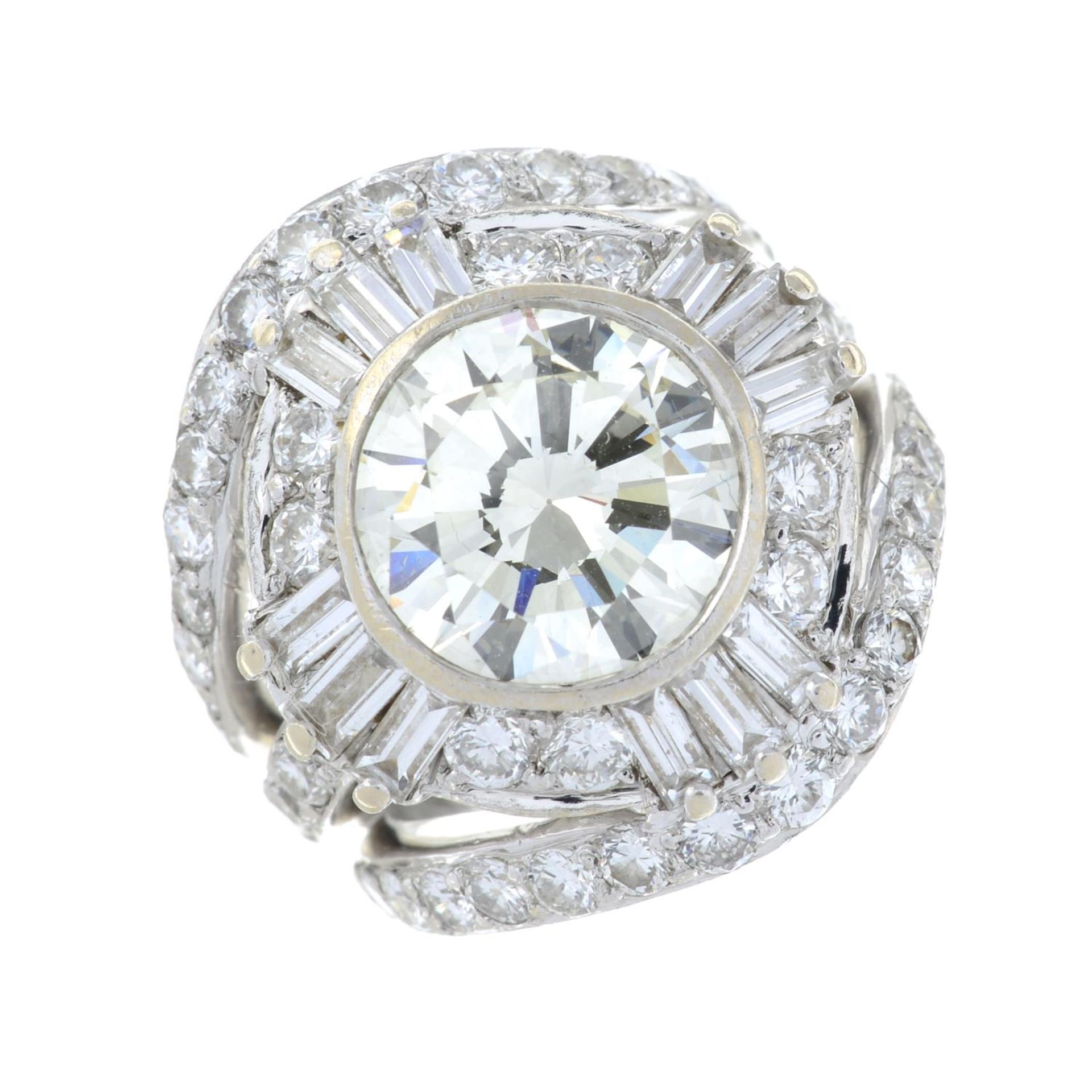 An 18ct gold diamond cocktail ring.Principal diamond estimated weight 3.20cts, - Bild 2 aus 6