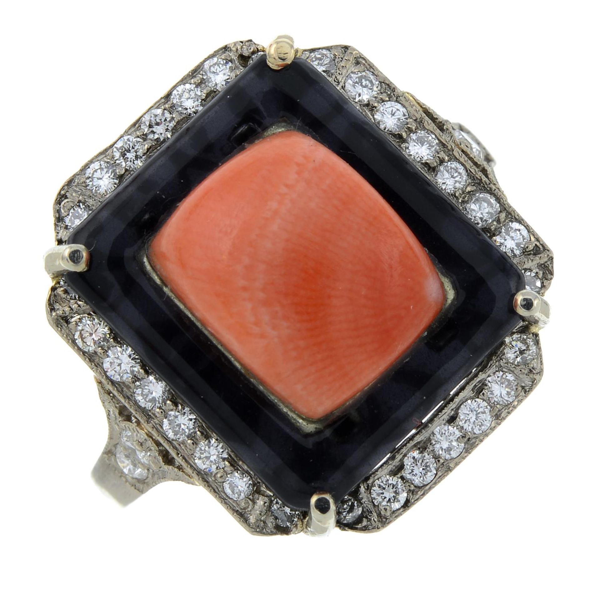 A coral, onyx and diamond dress ring.Estimated total diamond weight 0.20ct, - Bild 2 aus 6