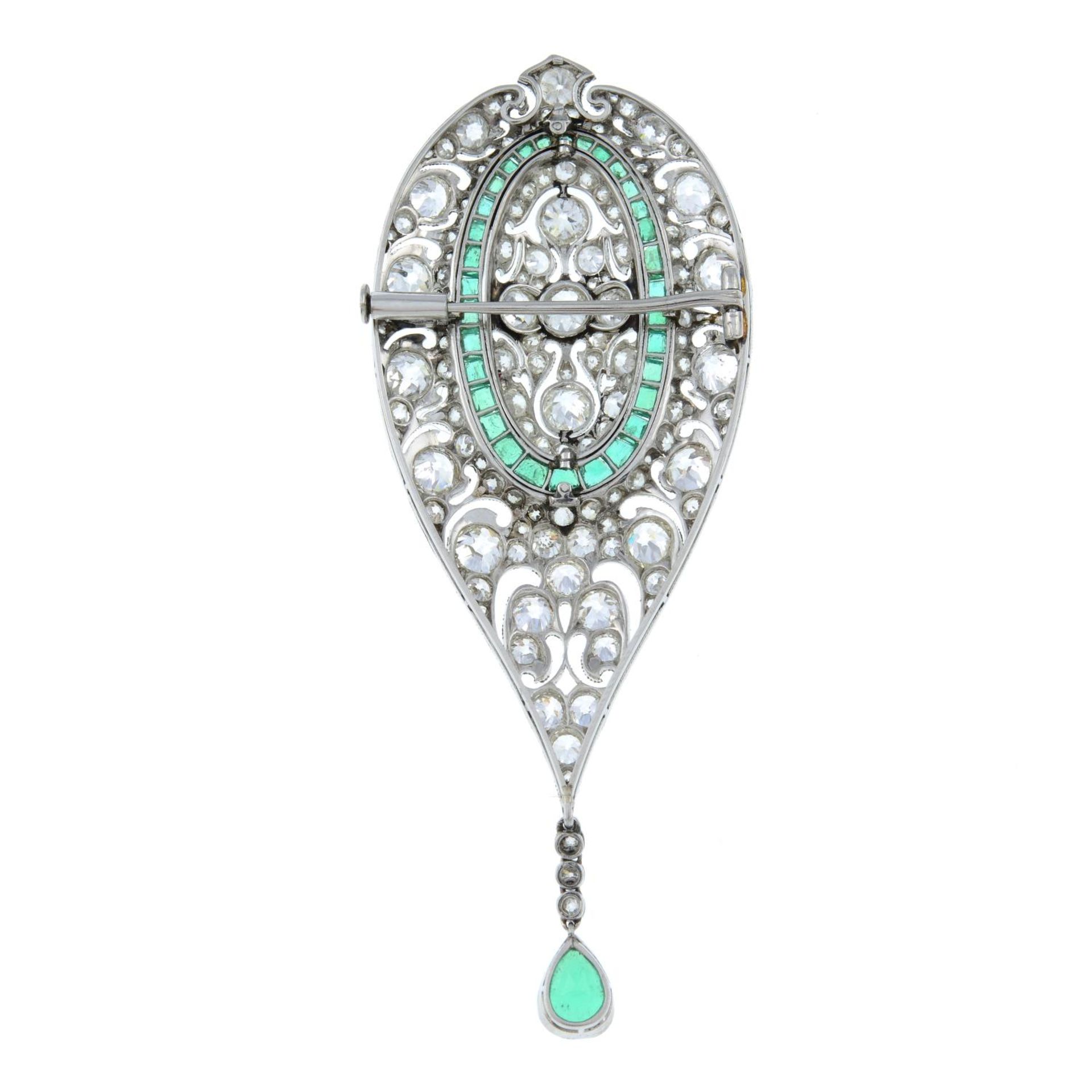 An Art Deco platinum, diamond and emerald, pierced brooch. - Bild 4 aus 4