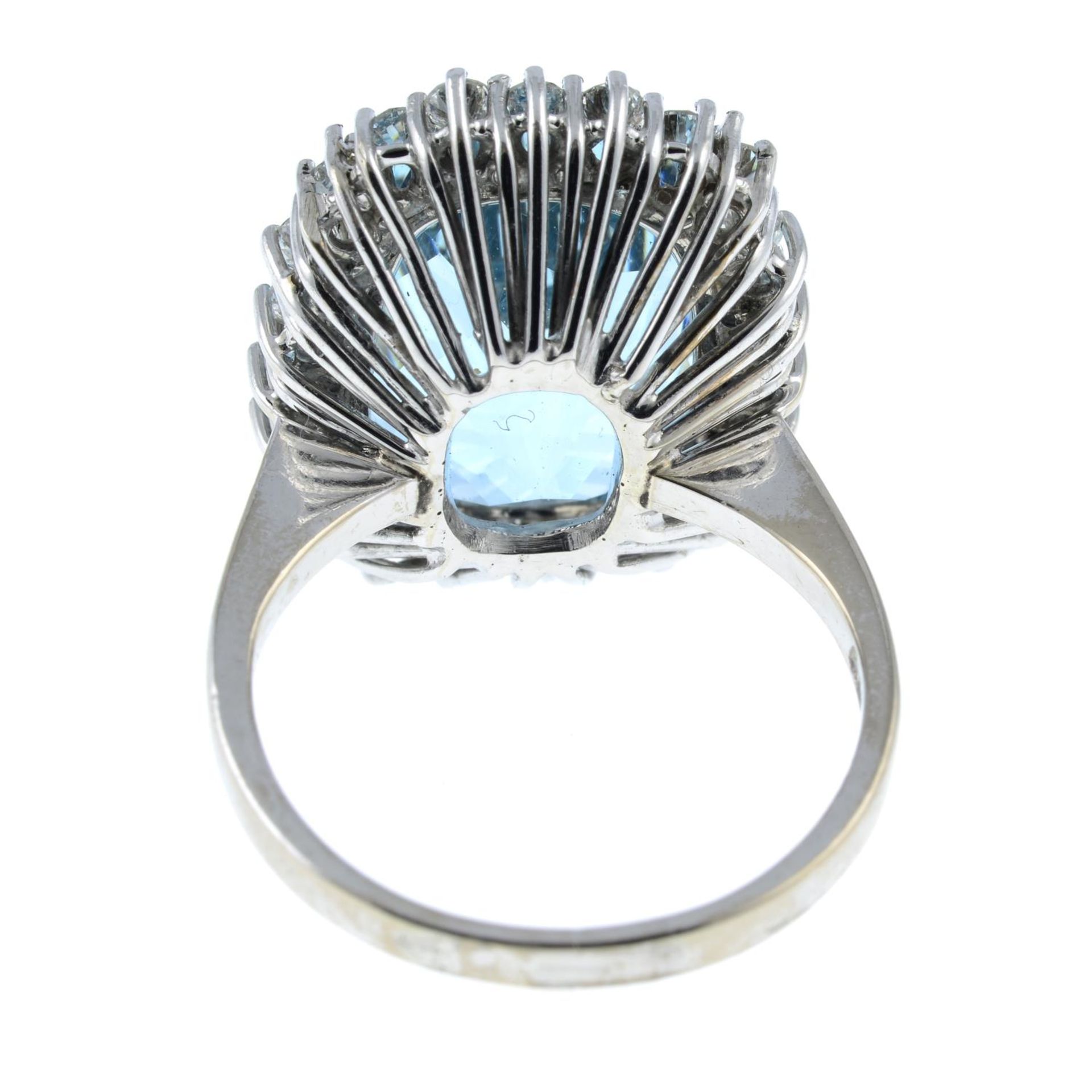 An aquamarine and diamond cluster ring.Aquamarine weight 10.94cts.Estimated total diamond weight - Bild 5 aus 6