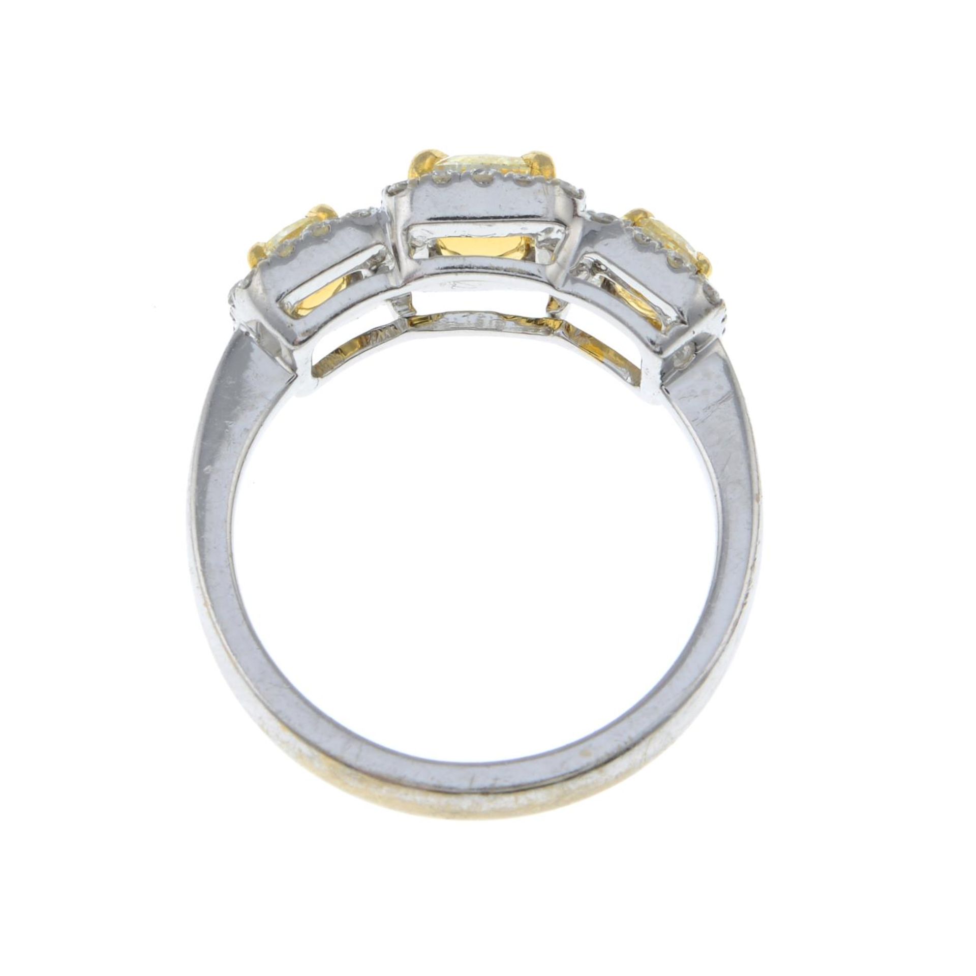 A 'yellow' diamond and diamond three-stone cluster ring.Estimated total 'yellow' diamond weight - Bild 6 aus 6