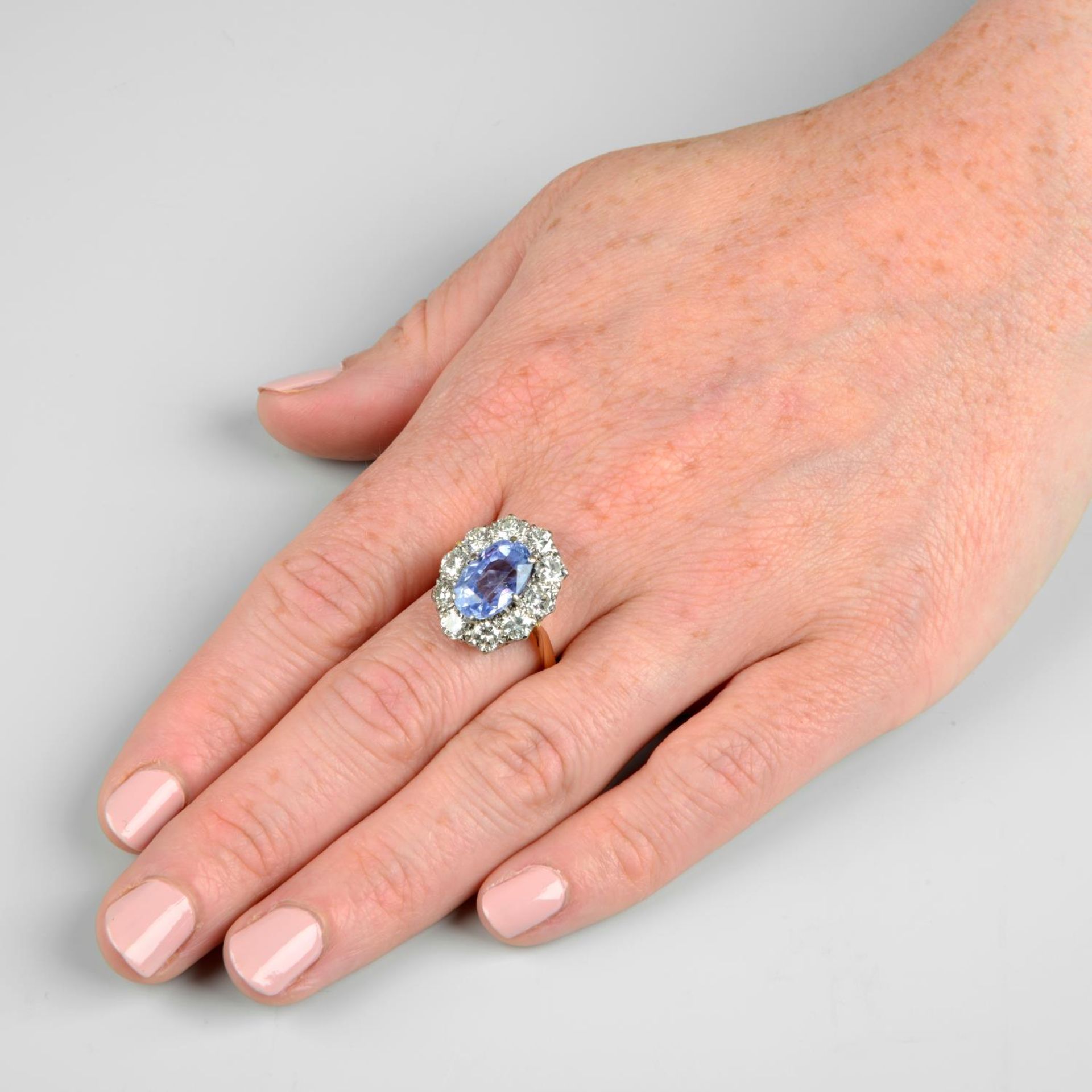 An 18ct gold Sri Lankan sapphire and brilliant-cut diamond cluster ring.With report 20012, - Bild 3 aus 6