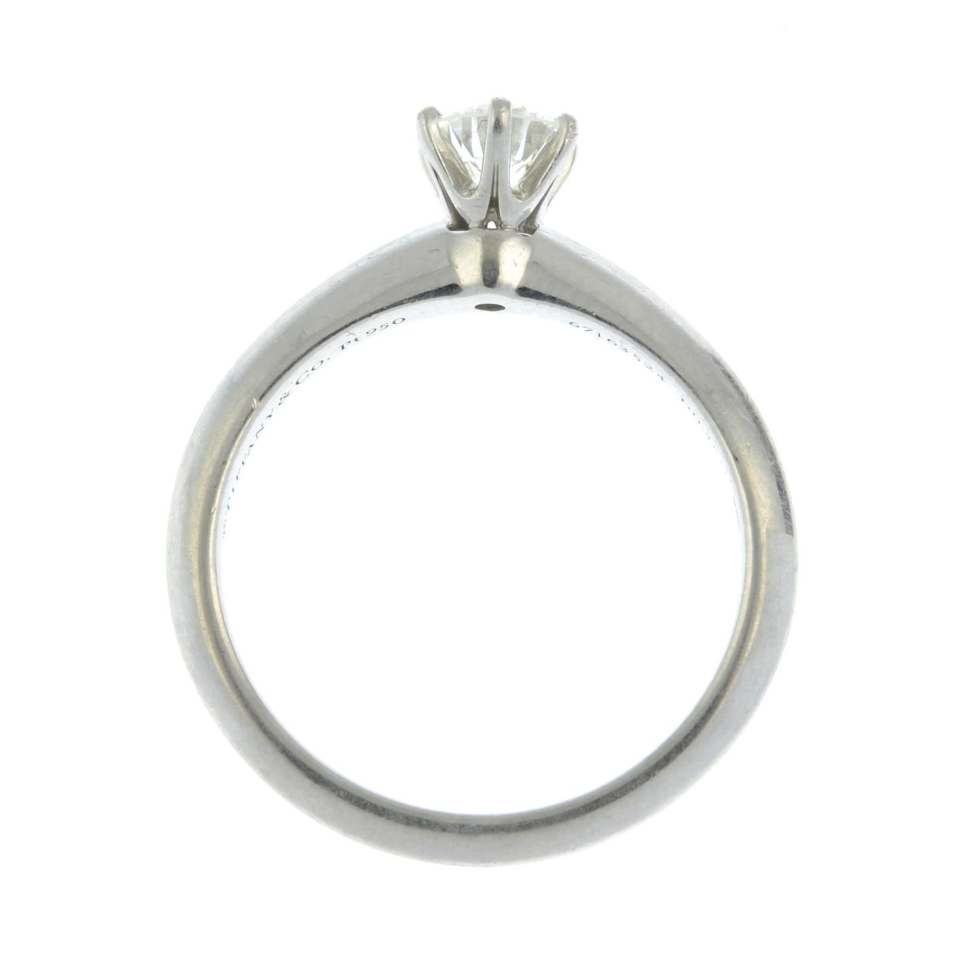 A platinum brilliant-cut diamond single-stone ring, by Tiffany & Co. - Bild 6 aus 6