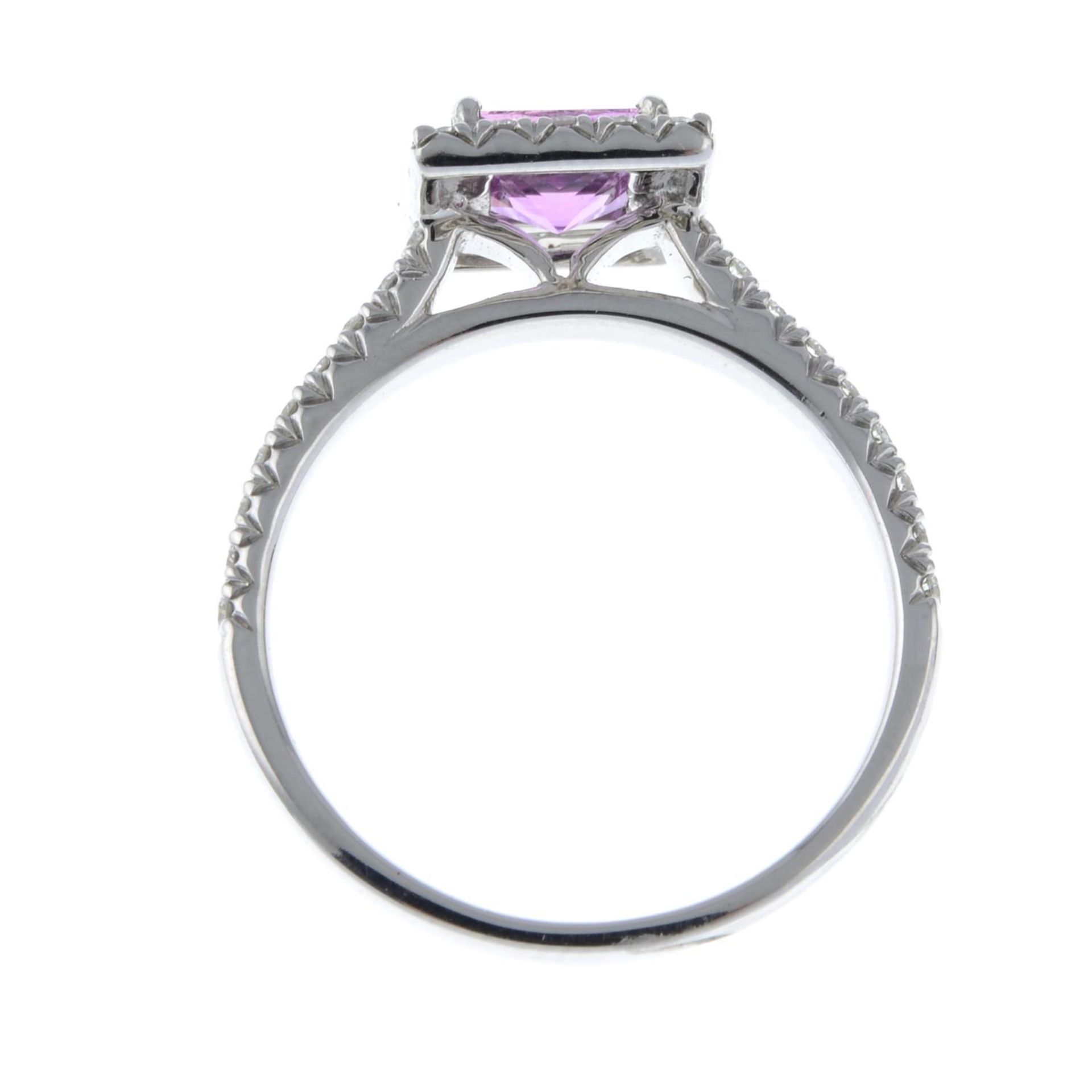 A pink sapphire and diamond square-shape cluster ring. - Bild 6 aus 6