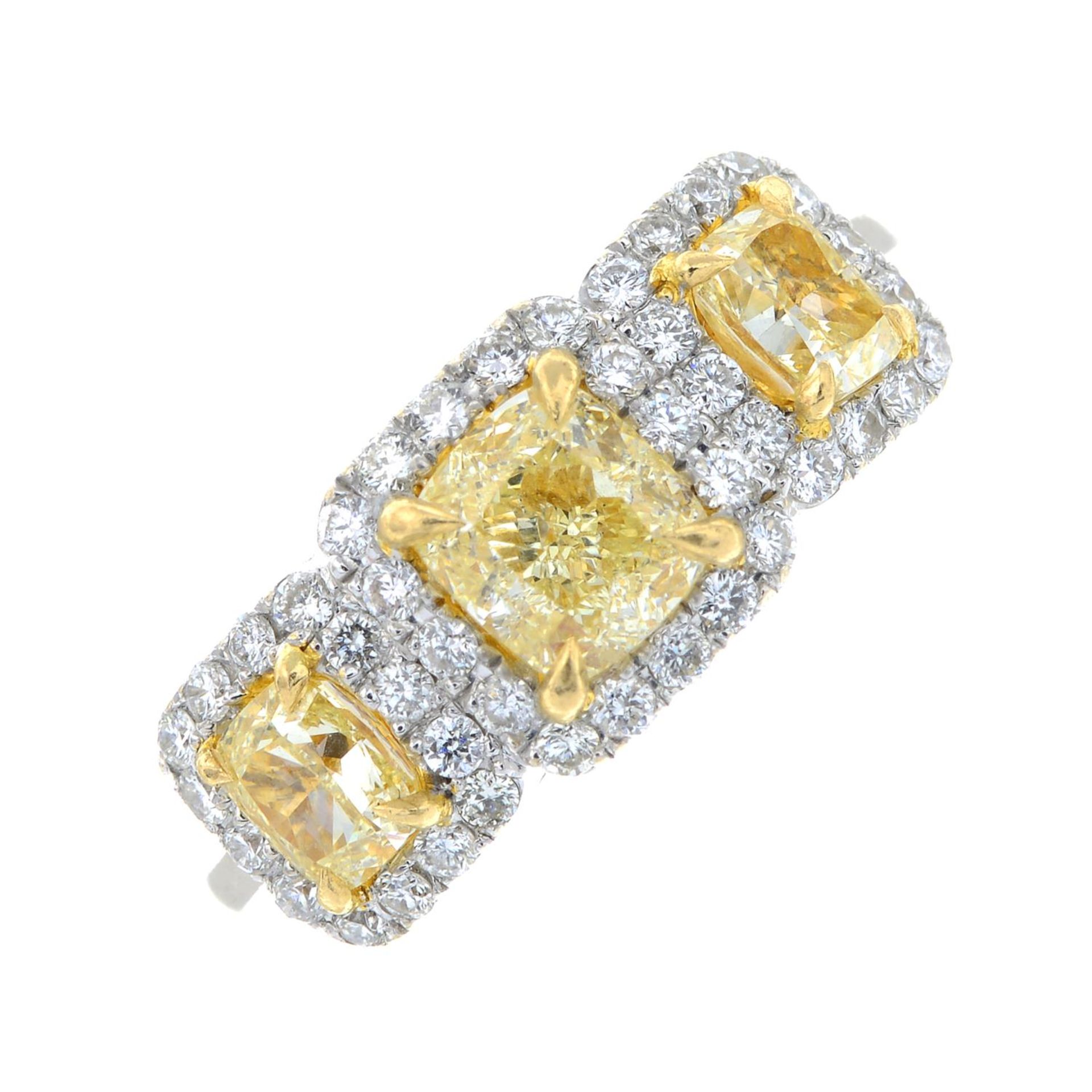 A 'yellow' diamond and diamond three-stone cluster ring.Estimated total 'yellow' diamond weight - Bild 2 aus 6