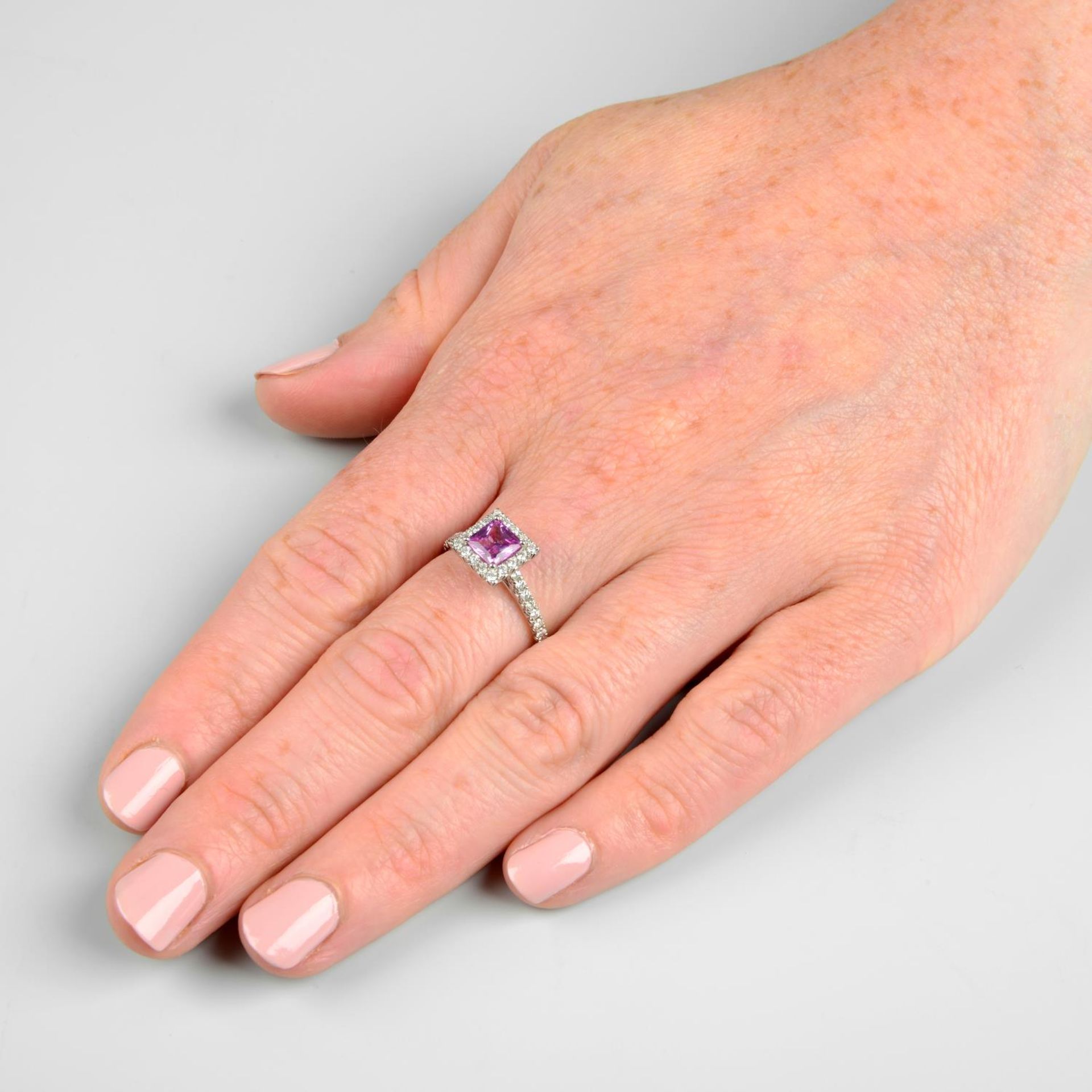 A pink sapphire and diamond square-shape cluster ring. - Bild 3 aus 6