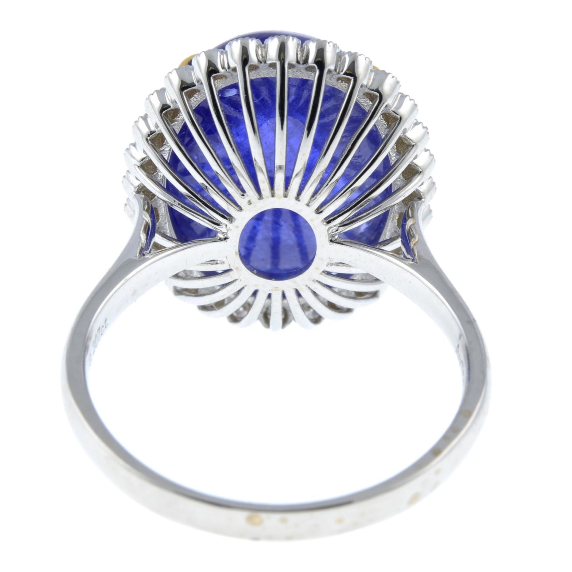 A tanzanite cabochon and brilliant-cut diamond cluster ring.Tanzanite weight 10.89cts.Total diamond - Bild 5 aus 6