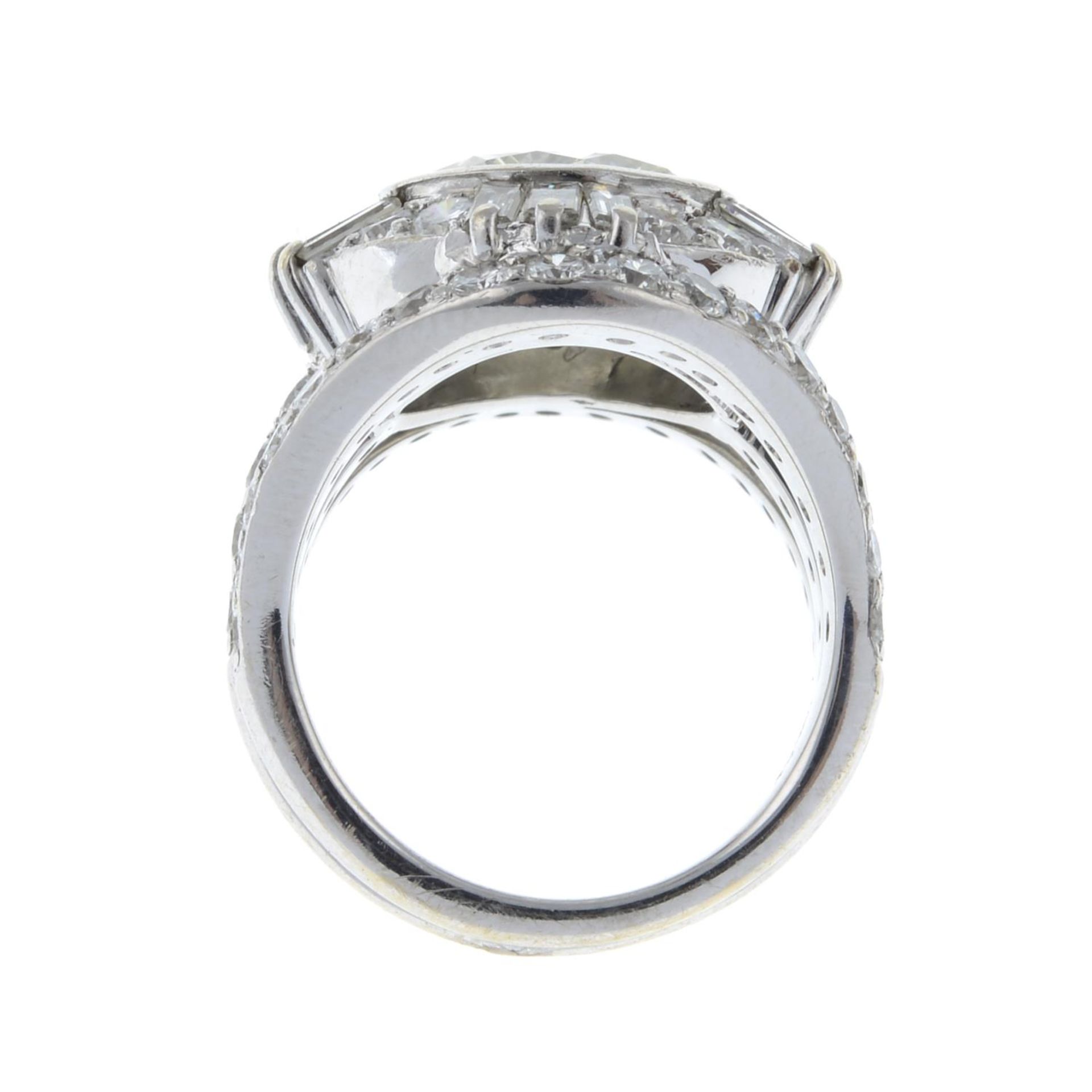 An 18ct gold diamond cocktail ring.Principal diamond estimated weight 3.20cts, - Bild 6 aus 6