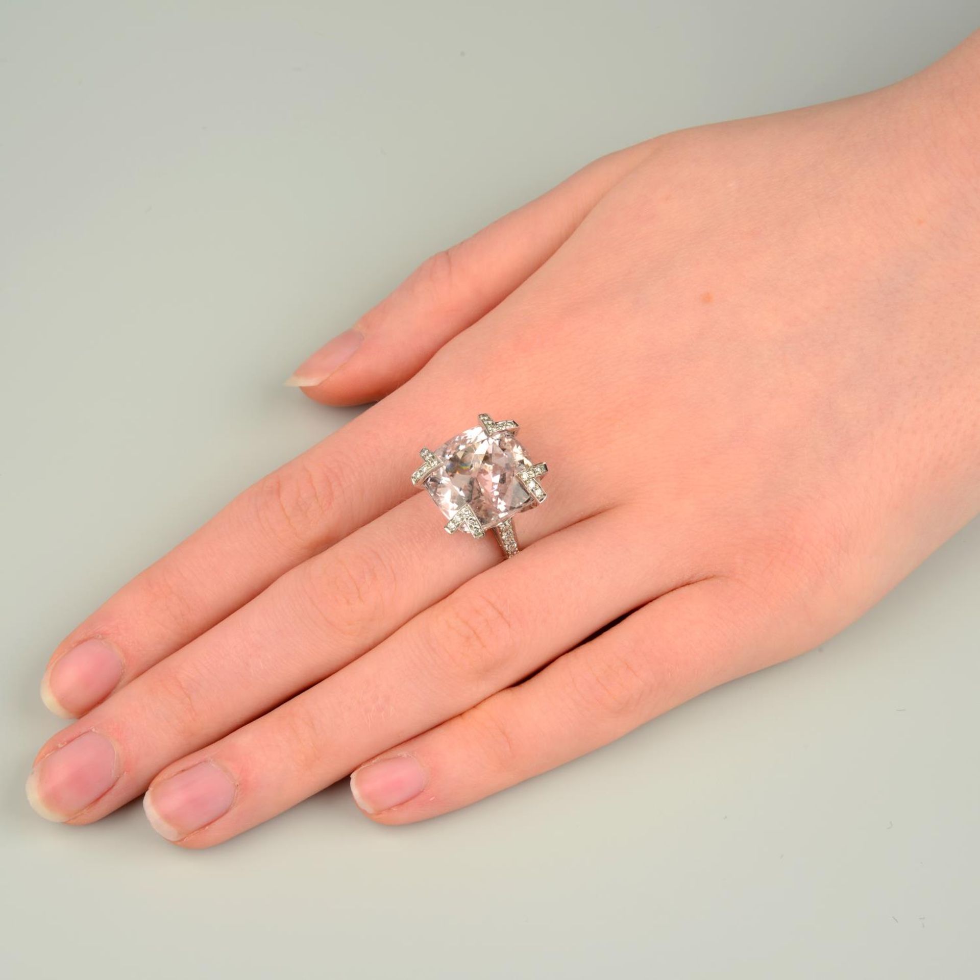 A kunzite dress ring, with pavé-set diamond claws and shoulders. - Bild 3 aus 7