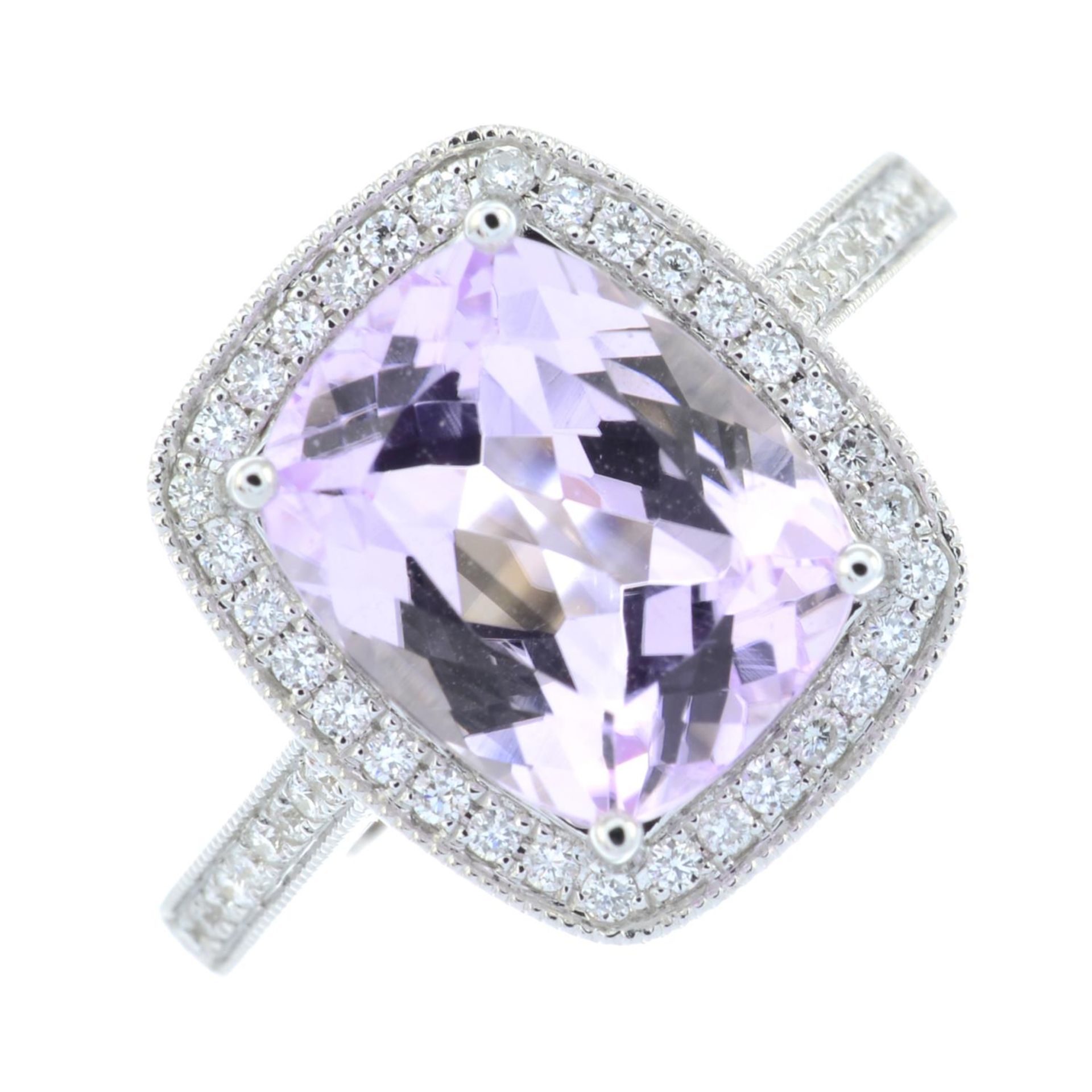 An 18ct gold kunzite and brilliant-cut diamond dress ring.Kunzite weight 3.83cts. - Bild 2 aus 6