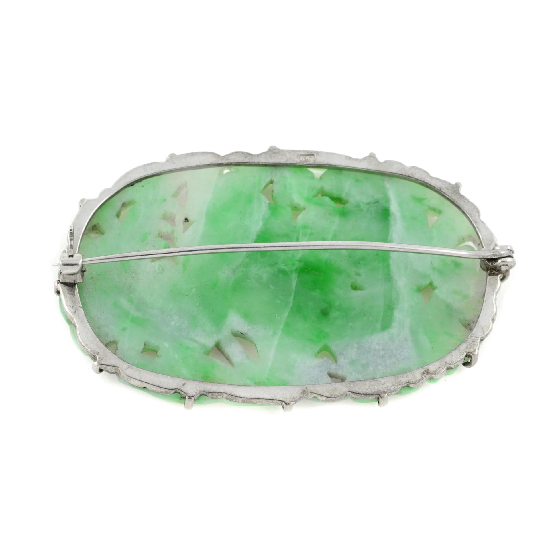 An Art Deco 18ct gold carved jade brooch.Stamped 18ct.Length 5cms. - Image 4 of 4