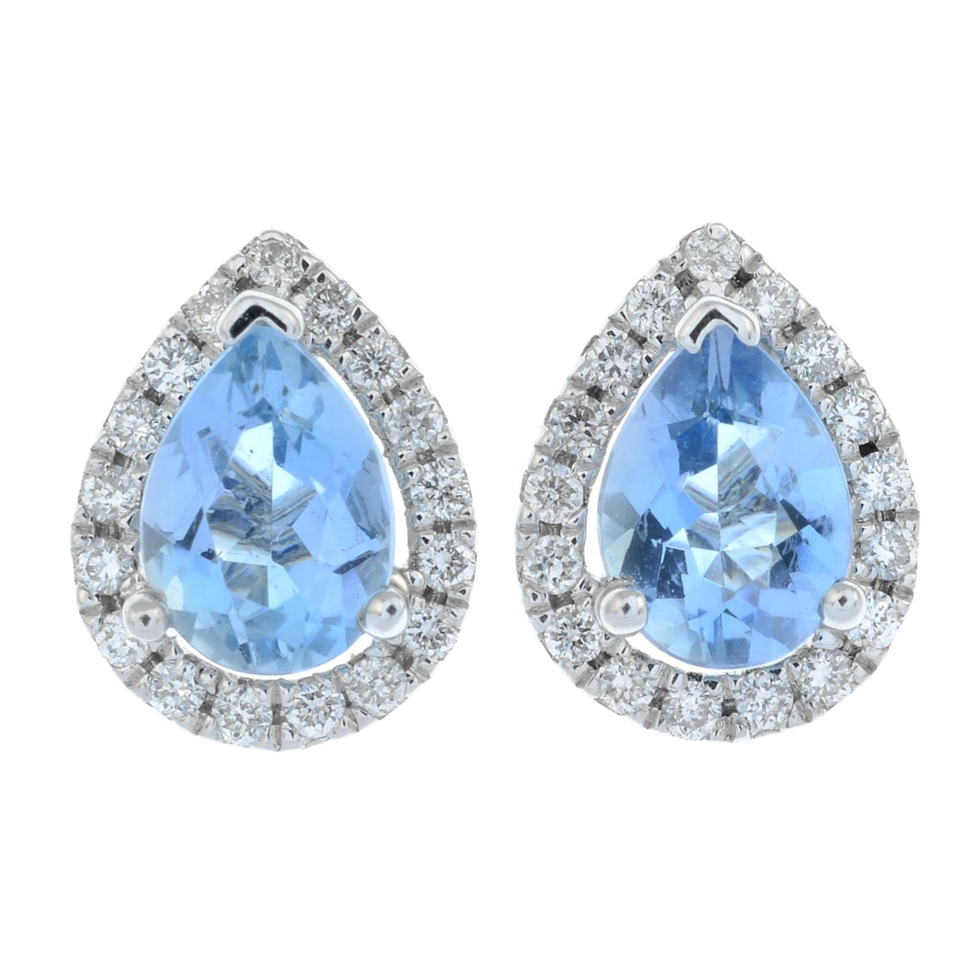 A pair of 18ct gold aquamarine and brilliant-cut diamond cluster earrings.Aquamarine total weight - Bild 2 aus 3