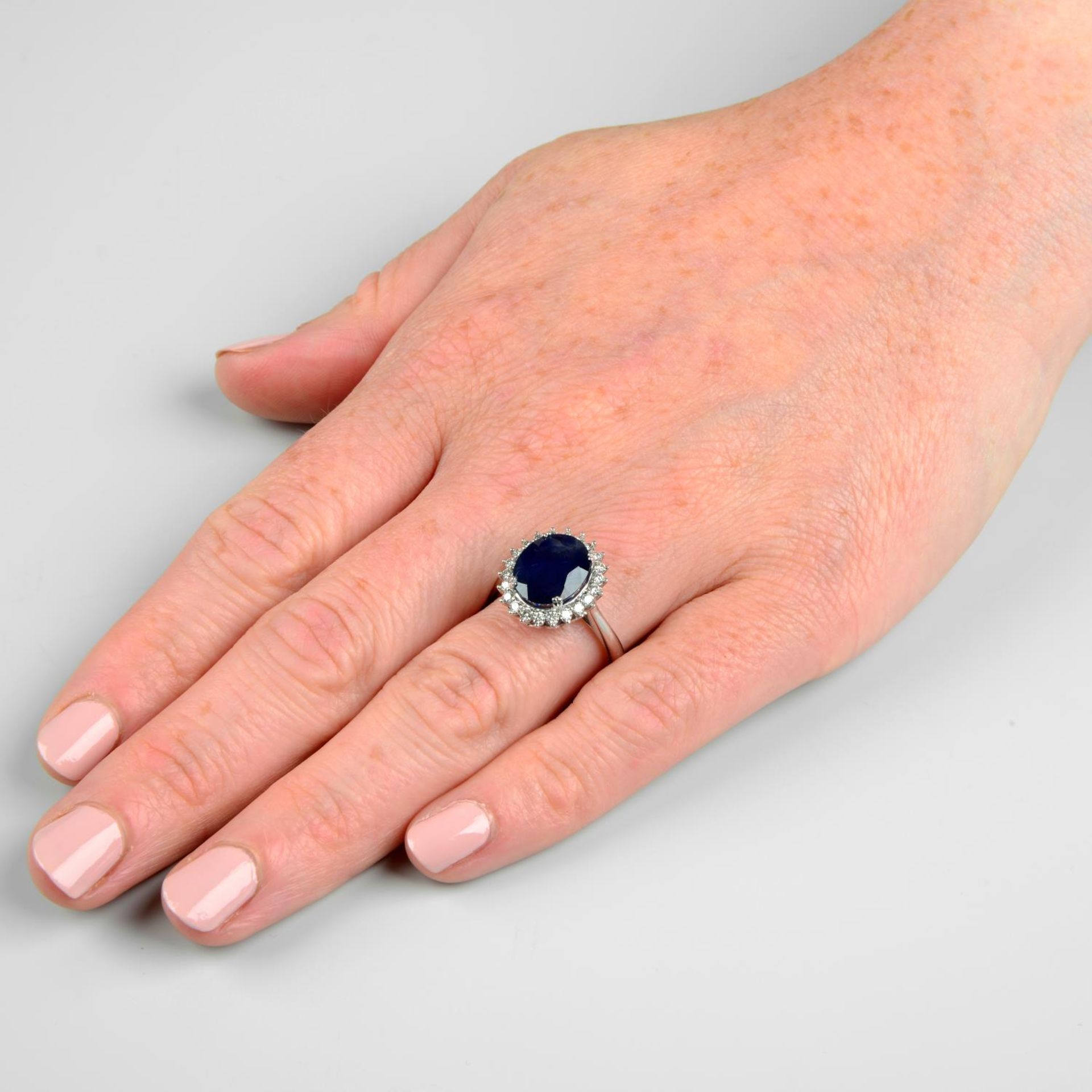 A sapphire and brilliant-cut diamond cluster ring. - Bild 3 aus 6