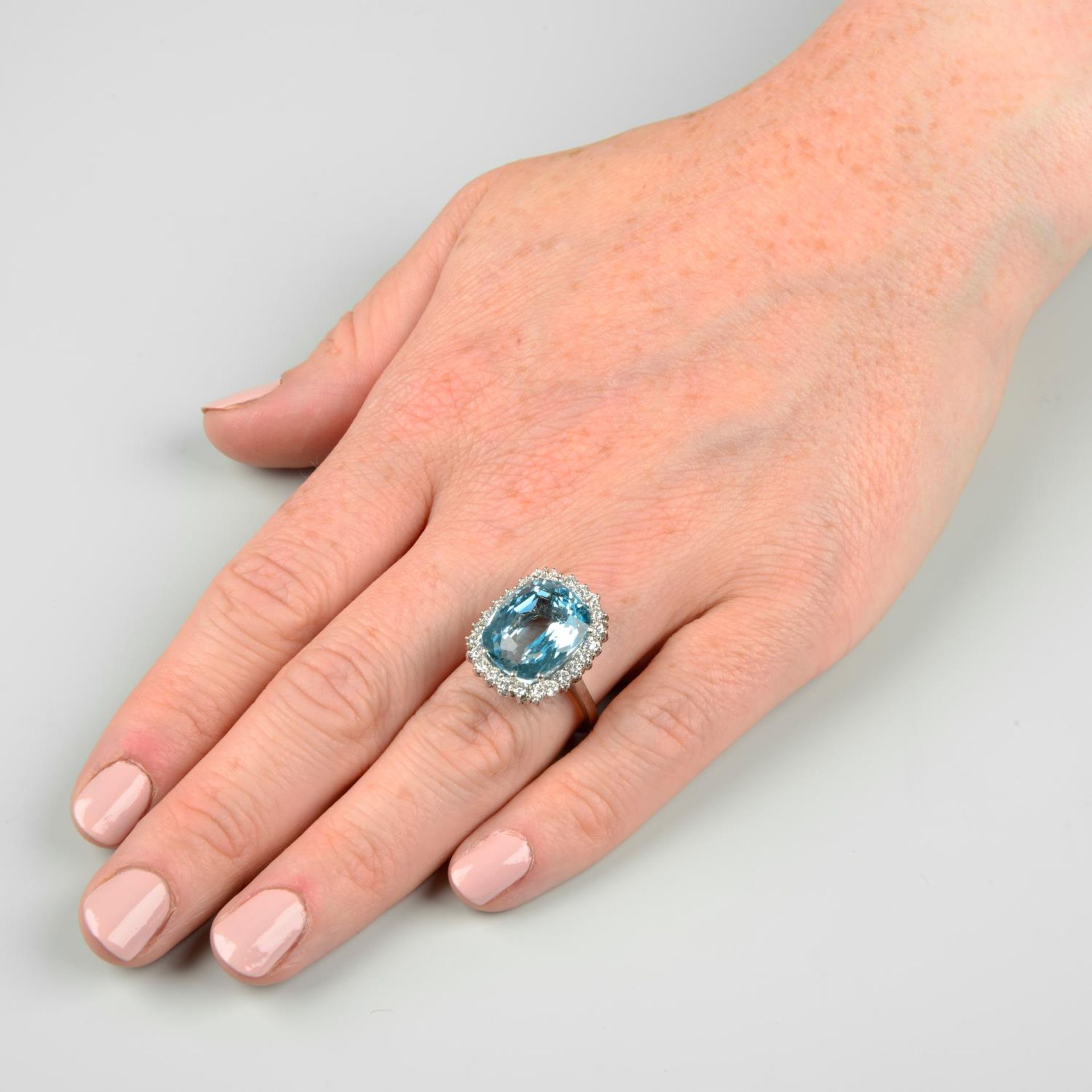 An aquamarine and diamond cluster ring.Aquamarine weight 10.94cts.Estimated total diamond weight - Bild 3 aus 6