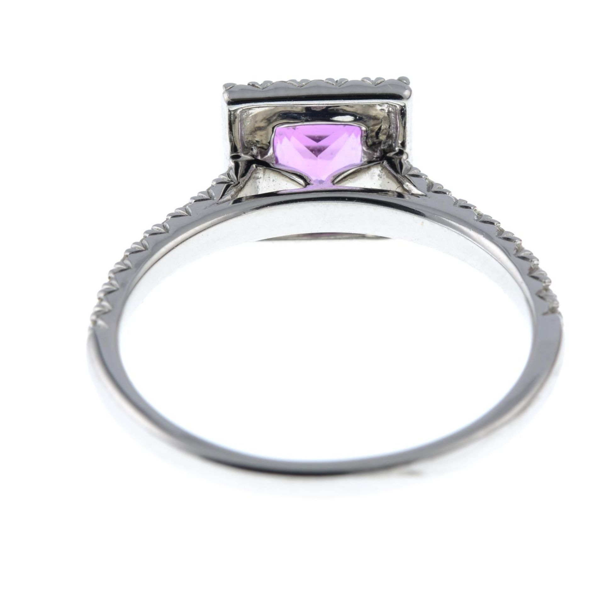 A pink sapphire and diamond square-shape cluster ring. - Bild 5 aus 6